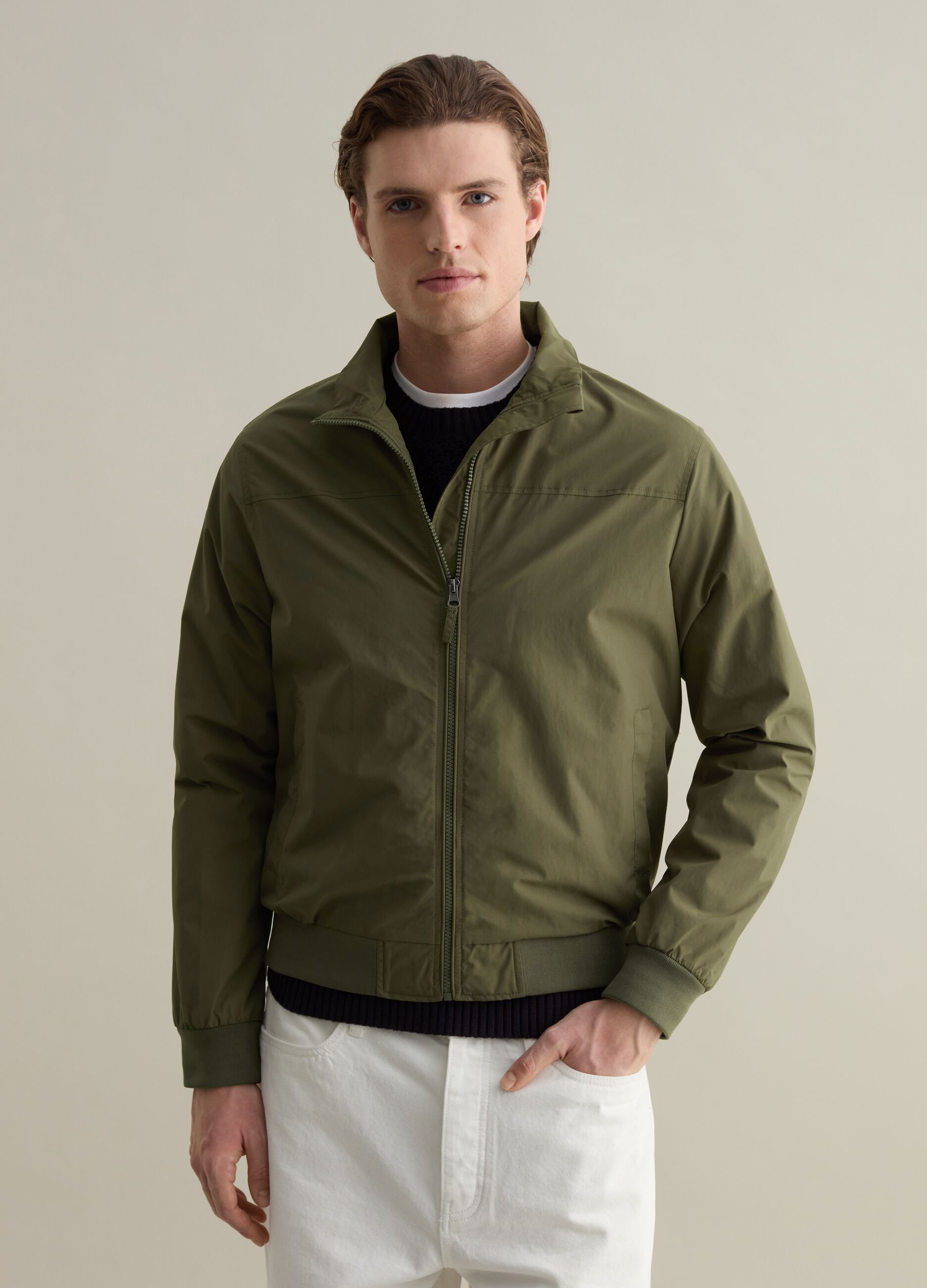 Cazadora bomber con cremallera de cuello alto