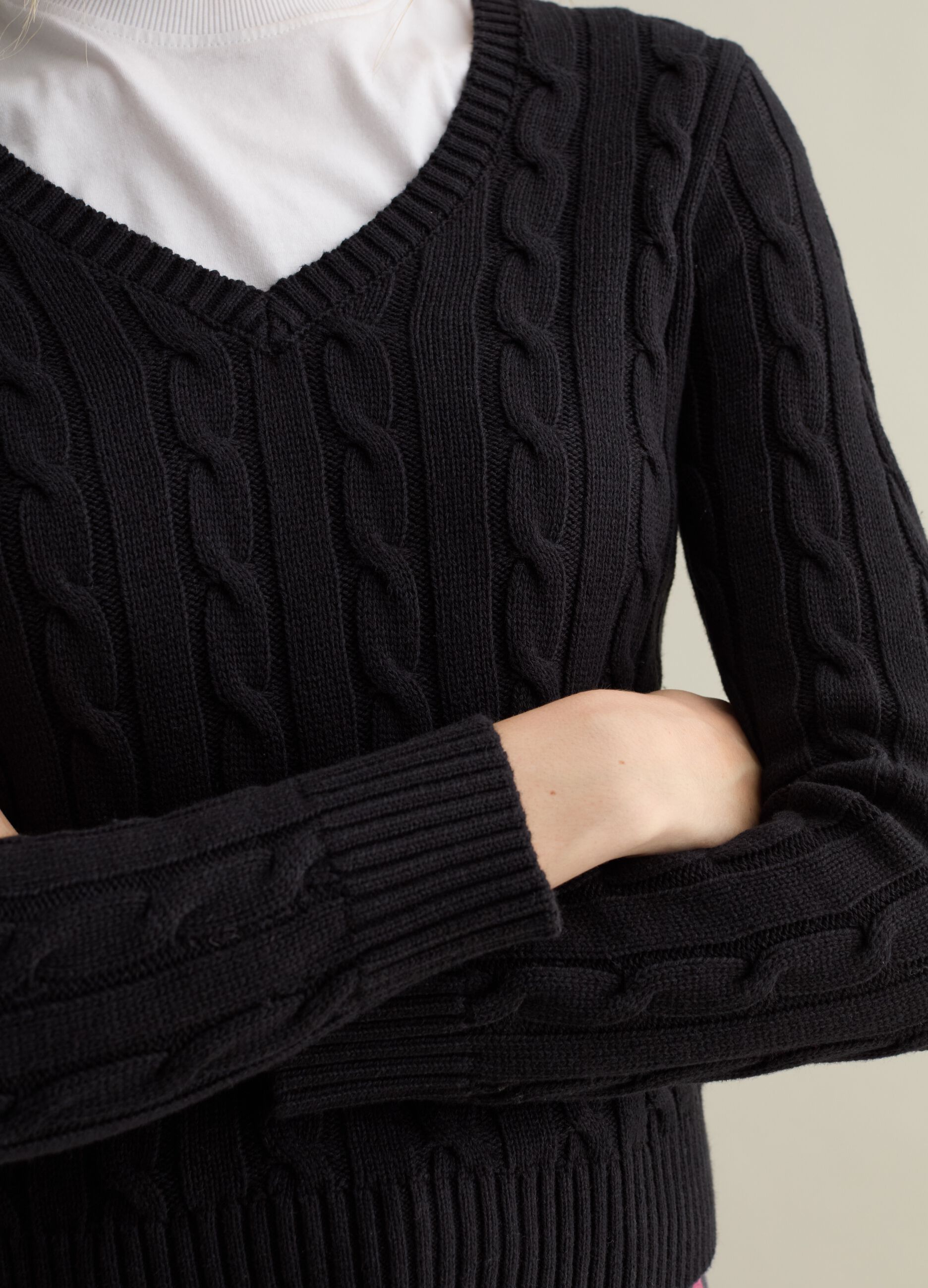 Cable-knit pullover with V neck_3