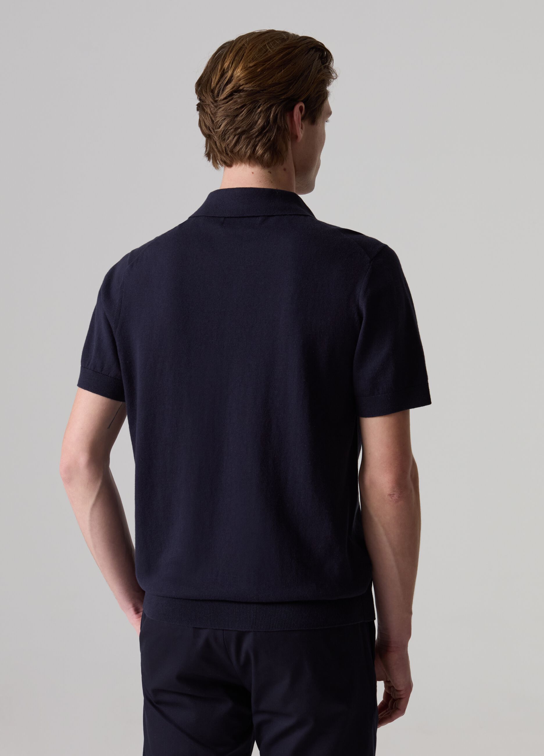 Contemporary solid colour polo shirt_1