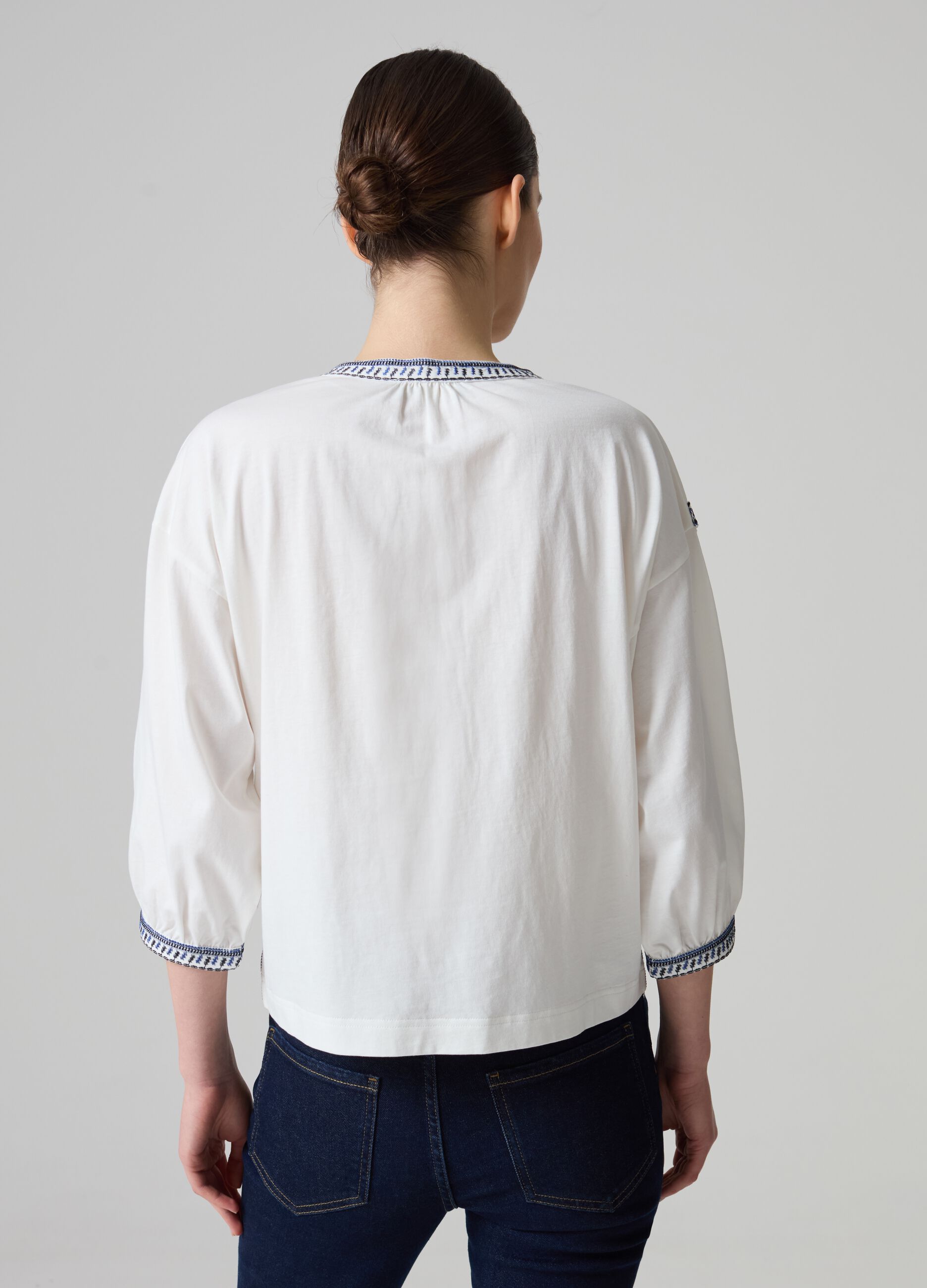 Camiseta de algodón con bordados étnicos
