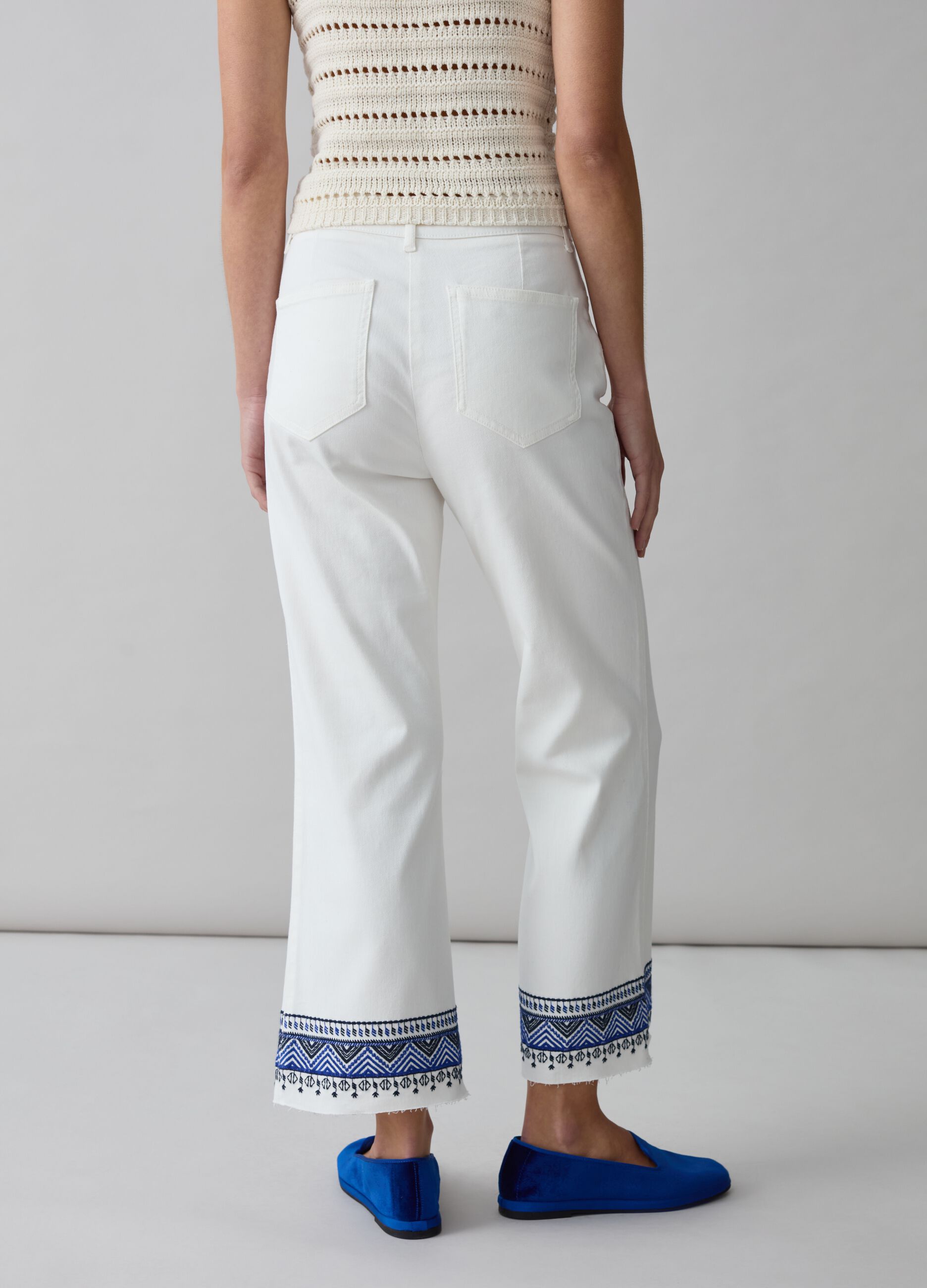 Vaqueros wide leg con bordados étnicos_2