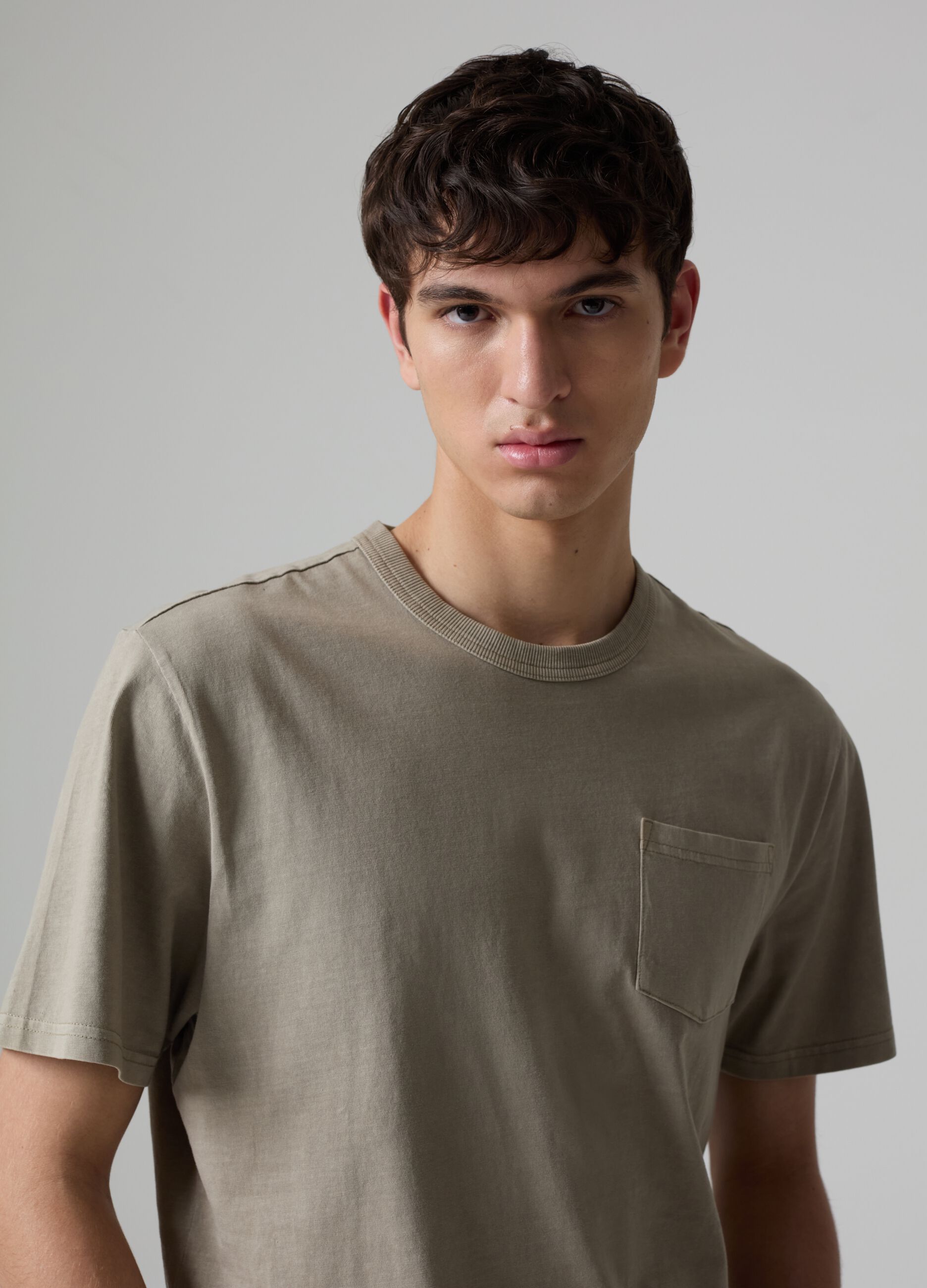 T-shirt with round neck and pocket