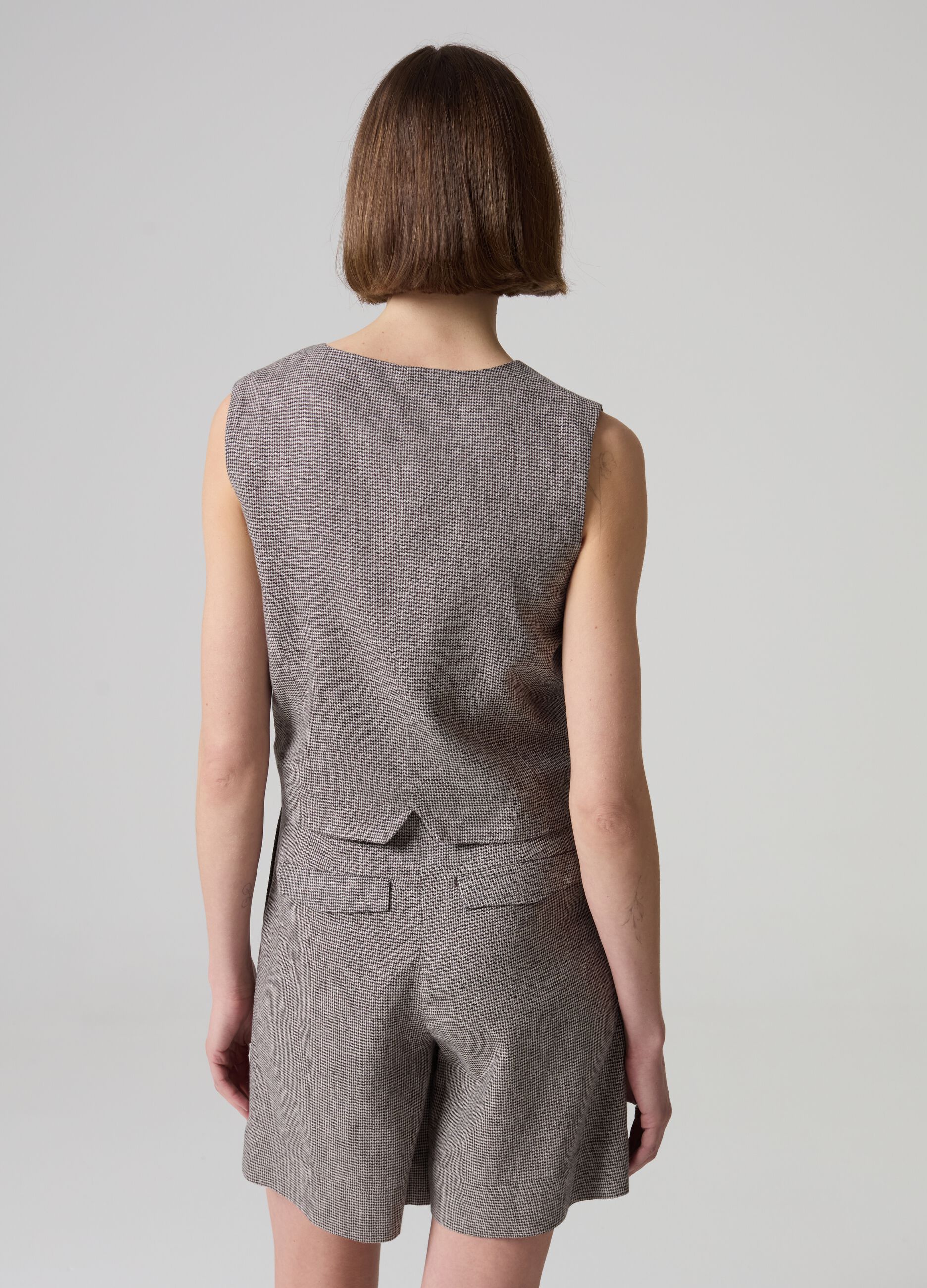 Contemporary single-breasted gilet with micro houndstooth pattern