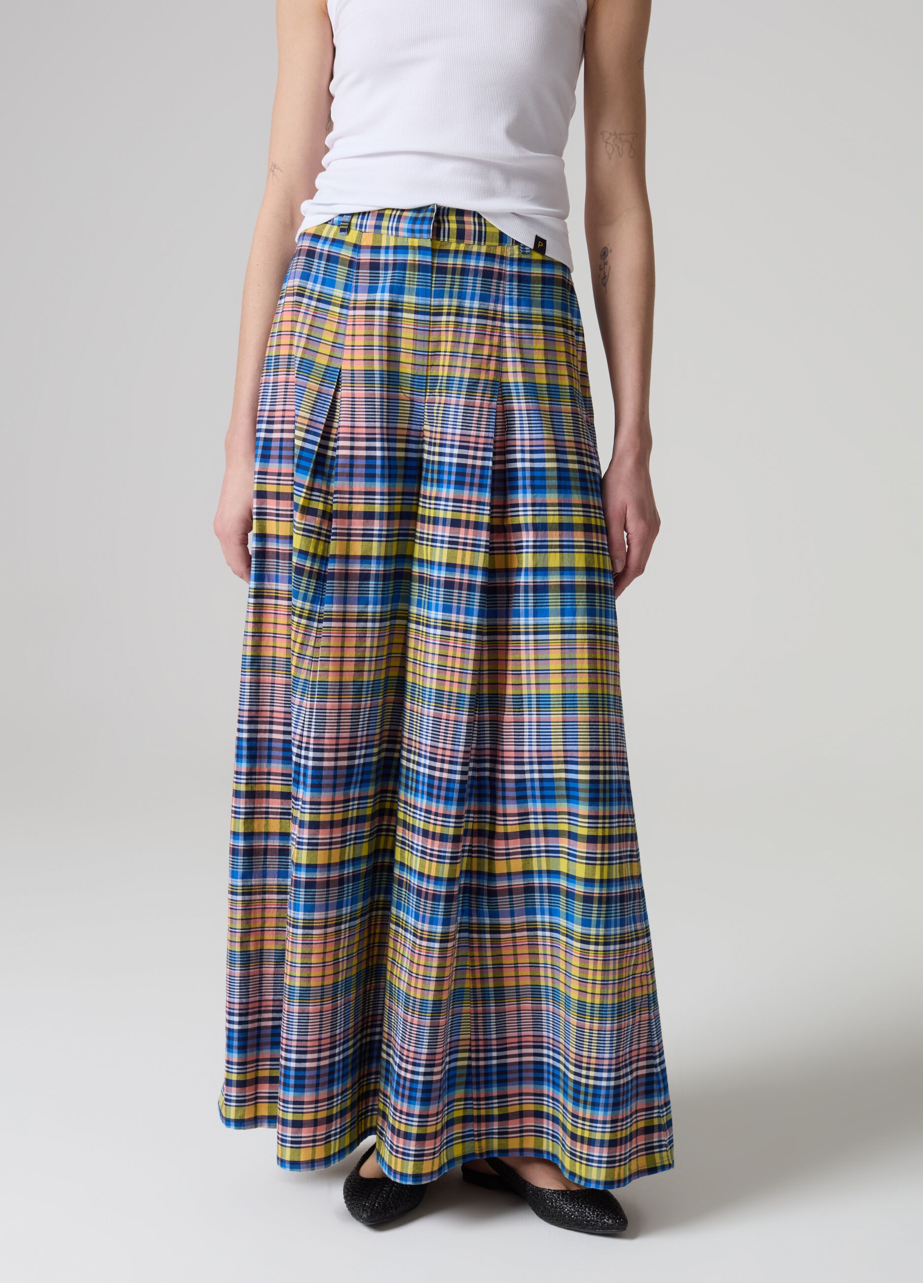 Pantalón flare fit wide leg estampado cuadros