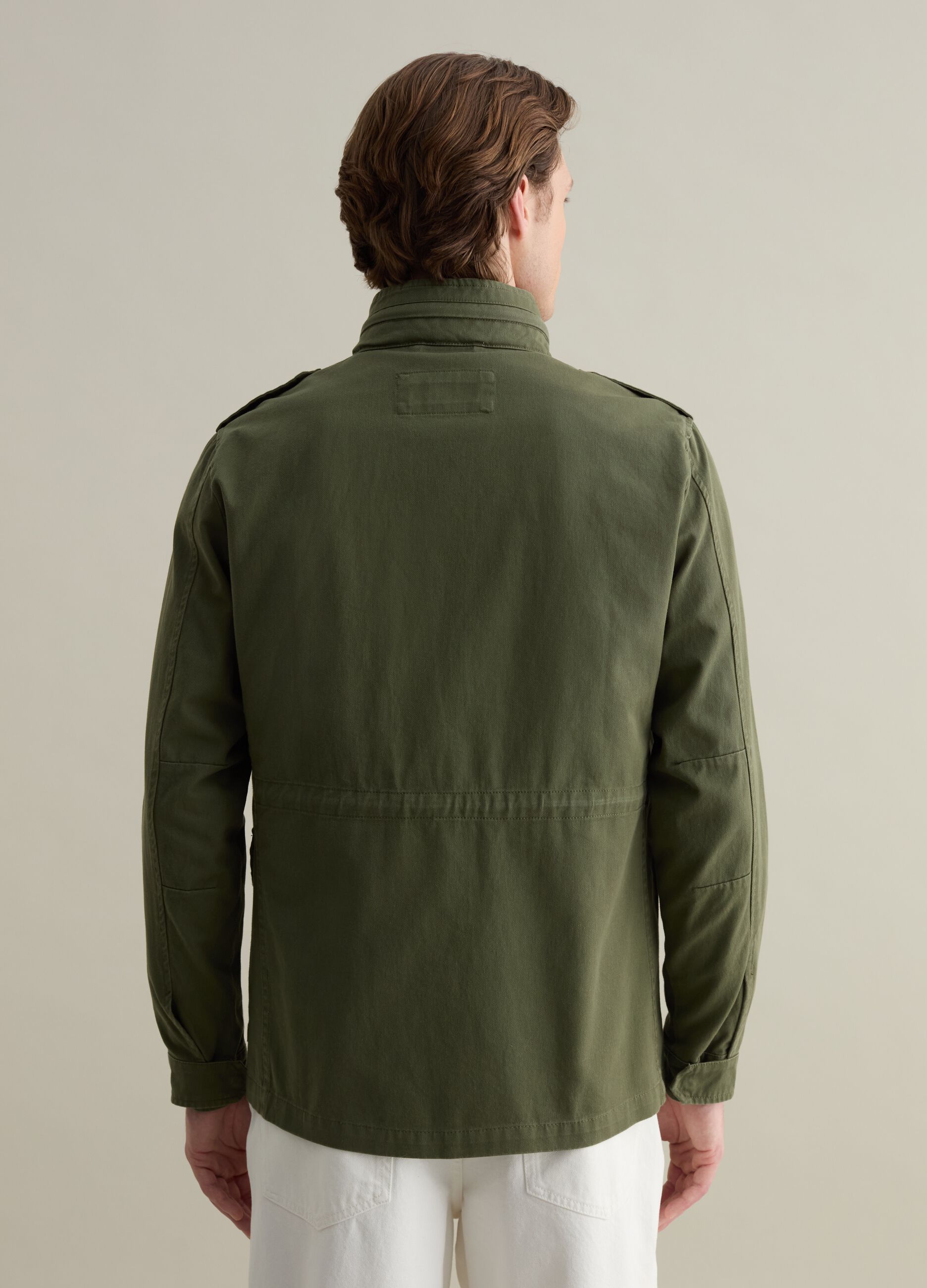 Chaqueta sahariana corta con capucha interior
