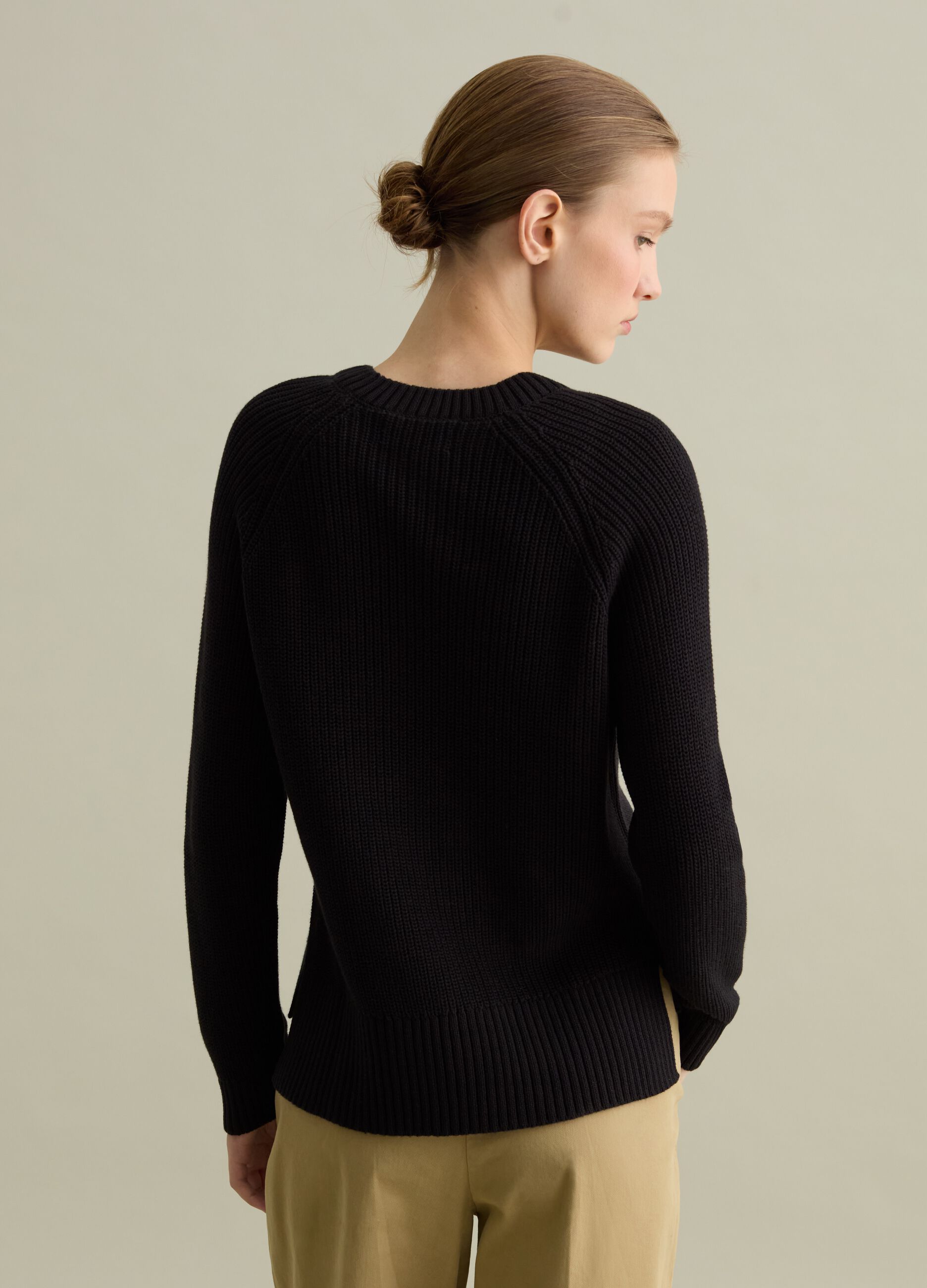 Knit pullover with raglan sleeves