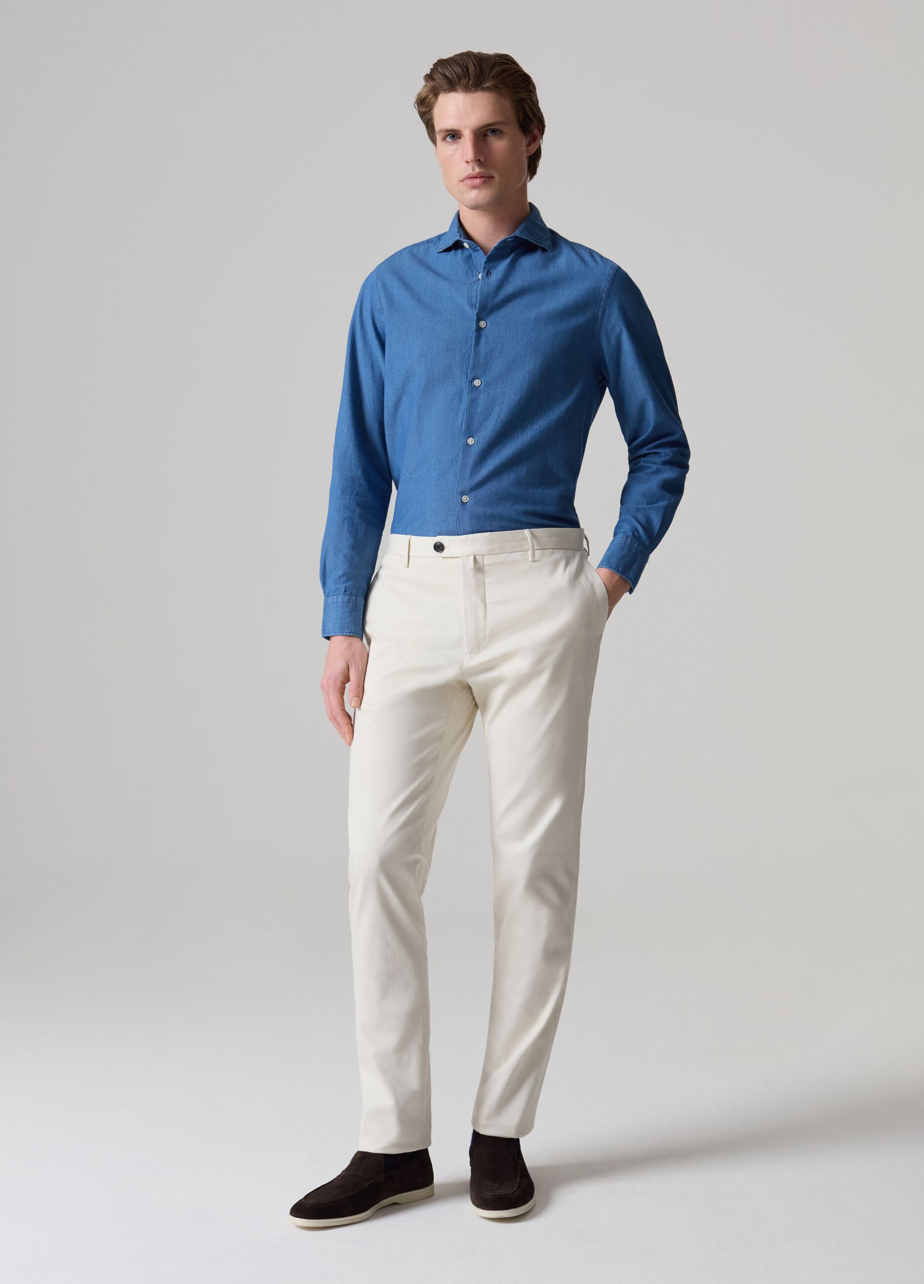 Contemporary chino trousers with five pockets_0