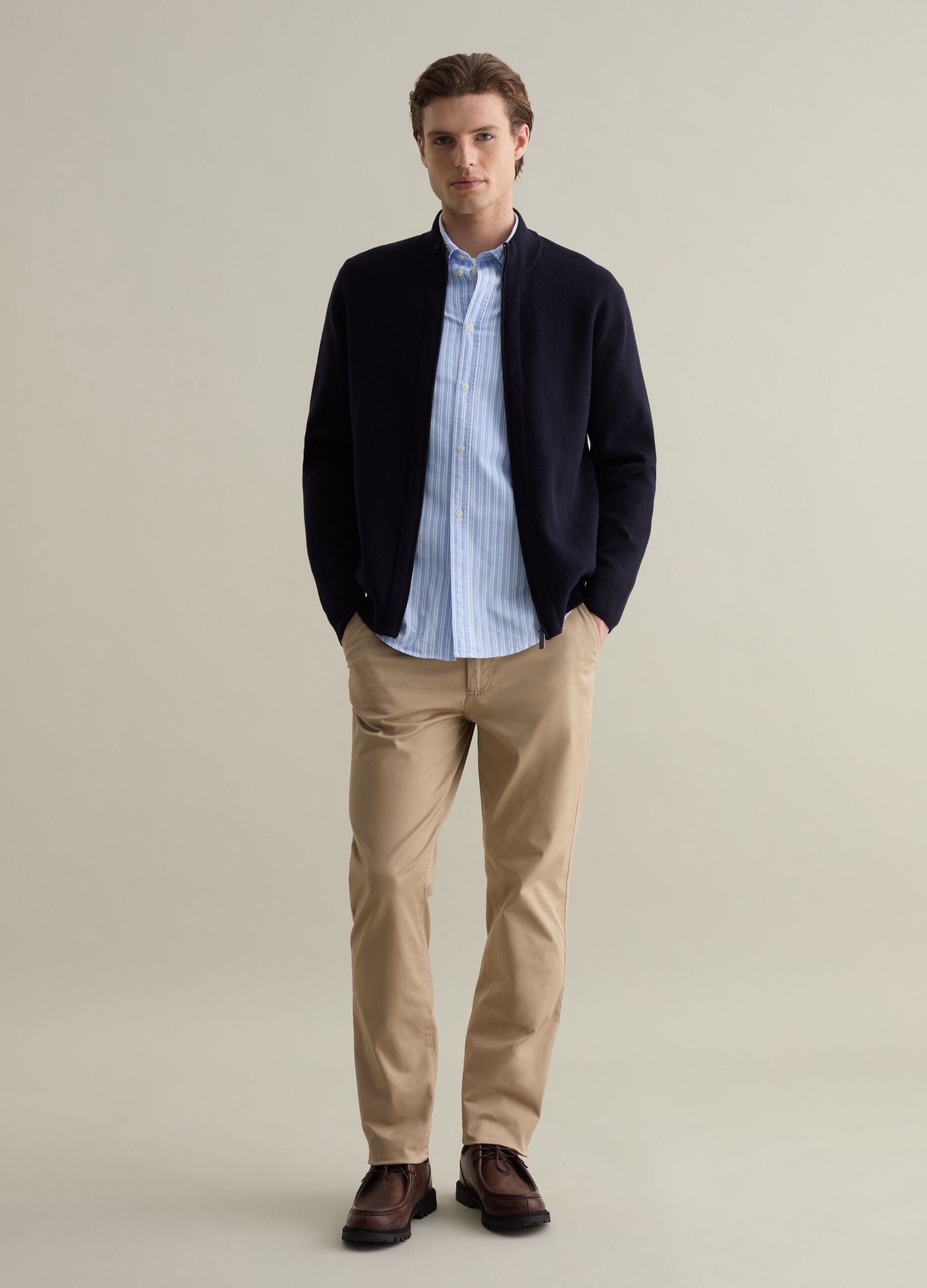 Slim-fit chinos in stretch twill_0