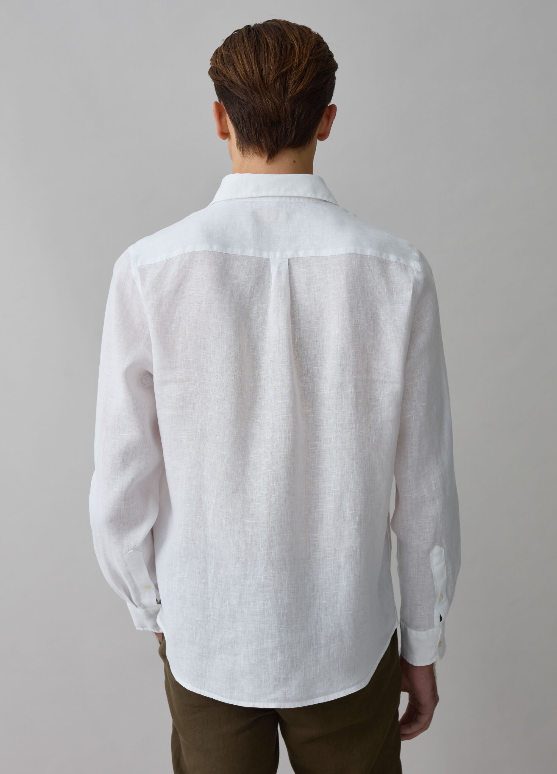 Camisa regular fit de lino cuello abotonado_2