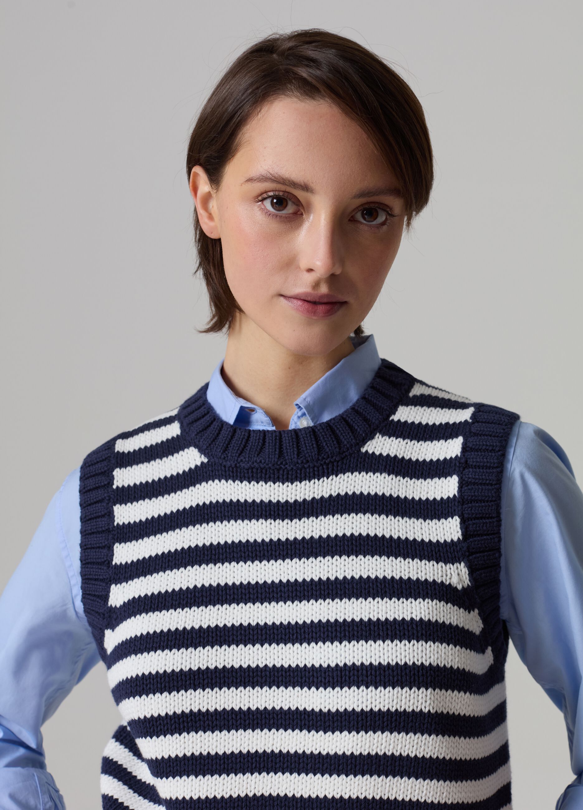 Closed gilet with ribbing and striped pattern_2