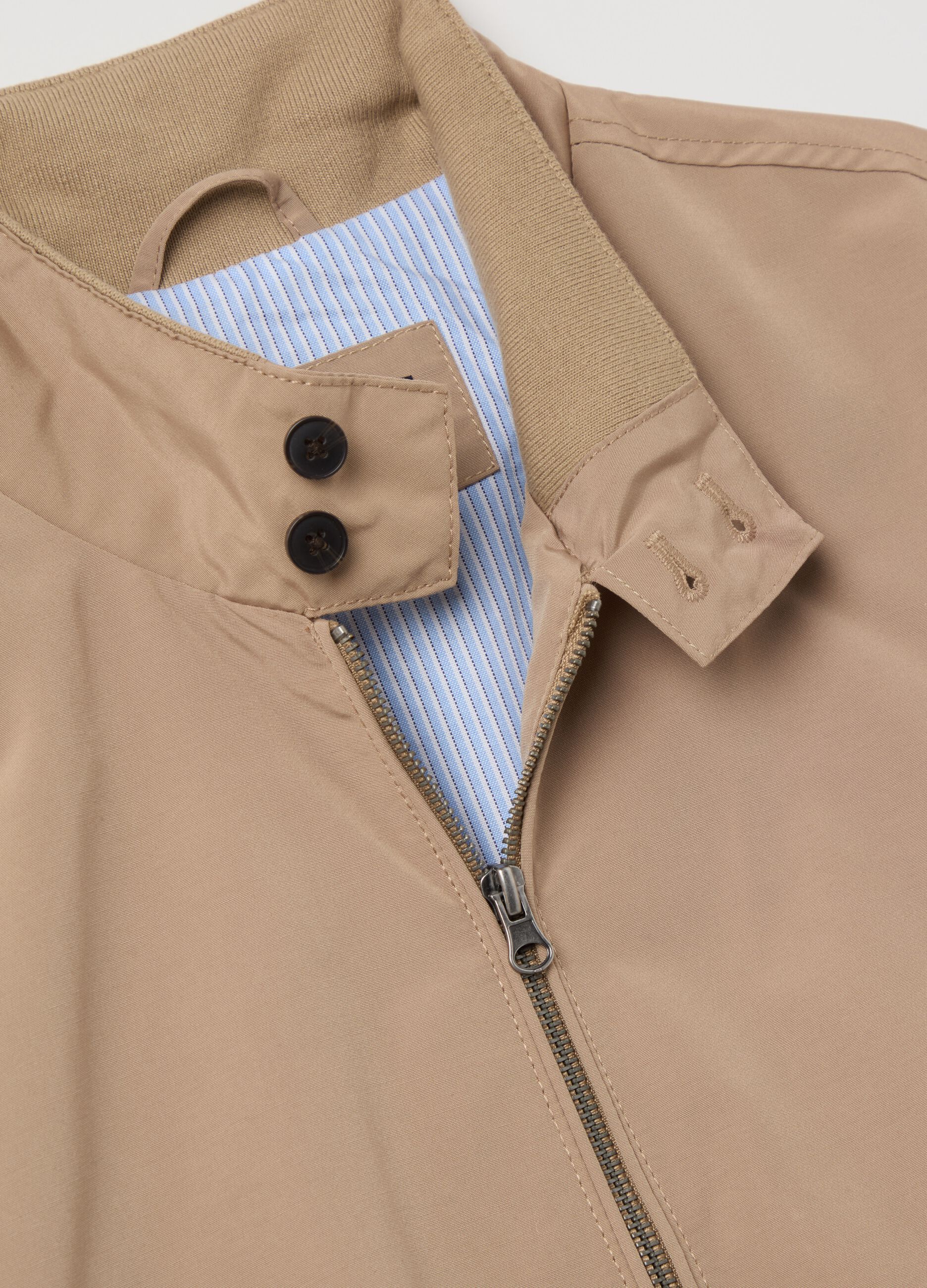 Cazadora bomber con cremallera de cuello alto