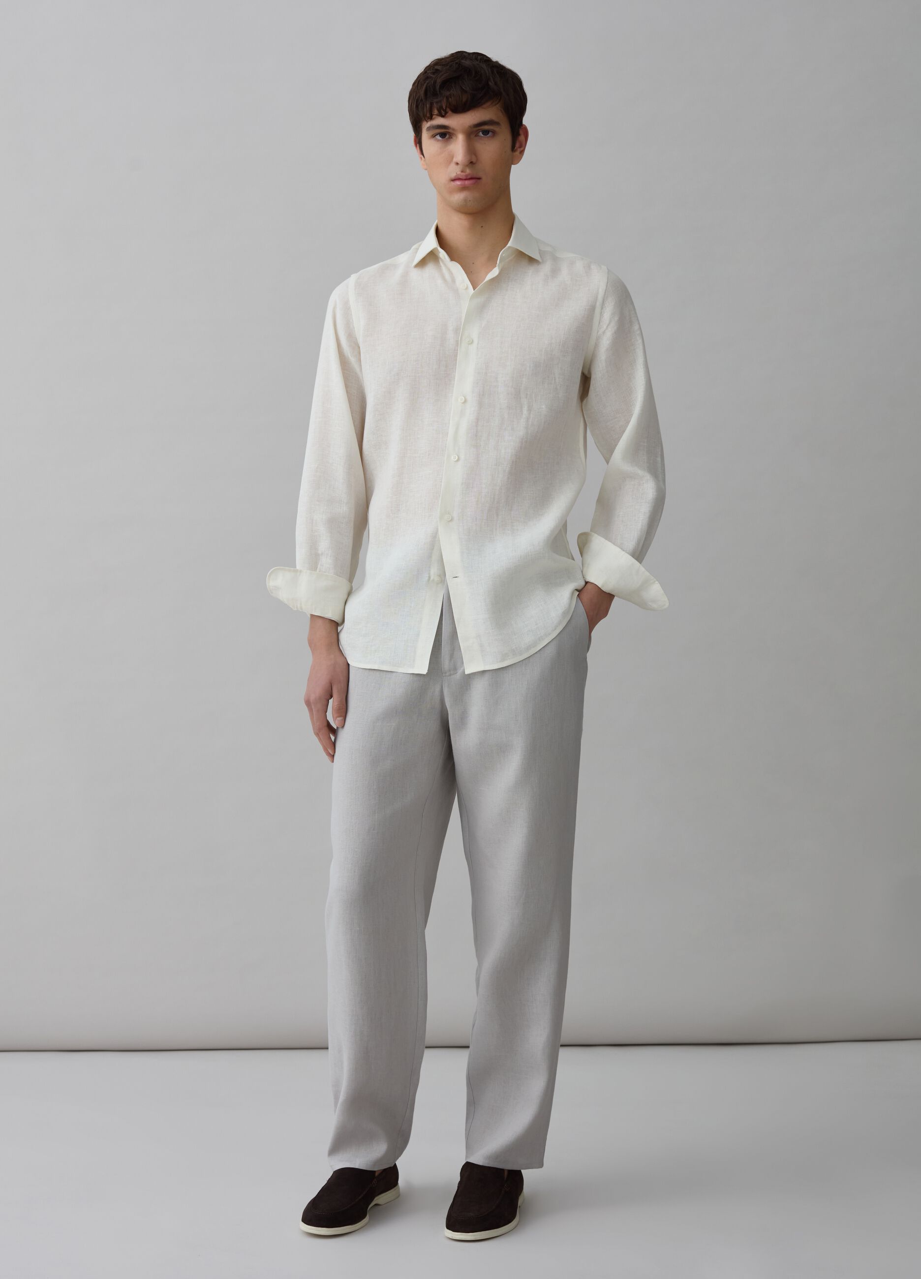 Contemporary trousers in linen_0