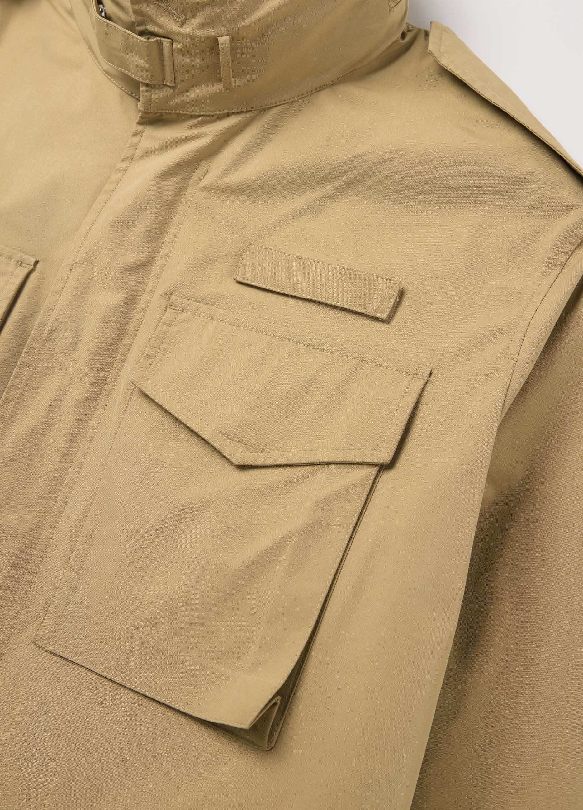 Chaqueta sahariana corta con cuello alto