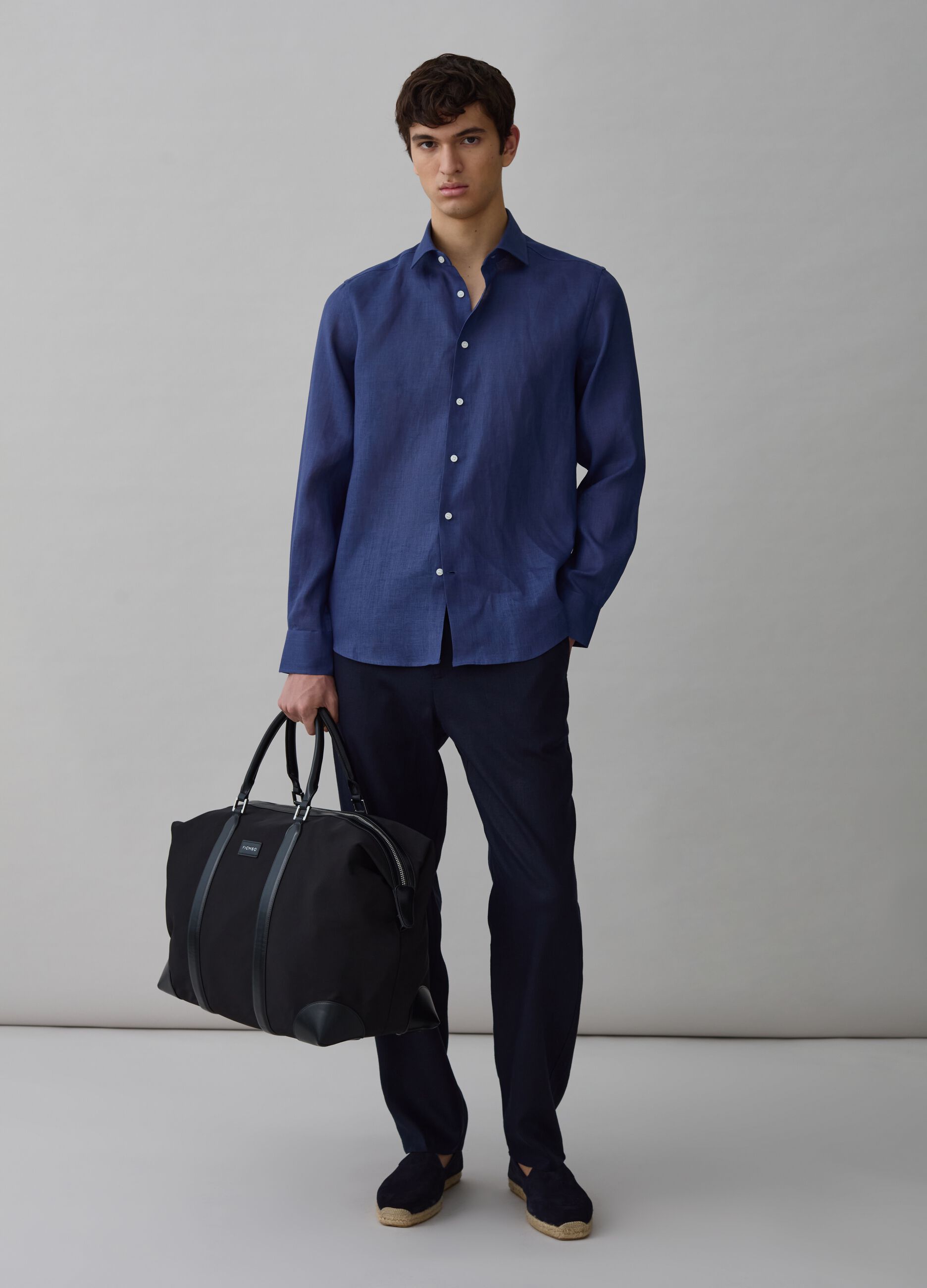 Contemporary trousers in linen