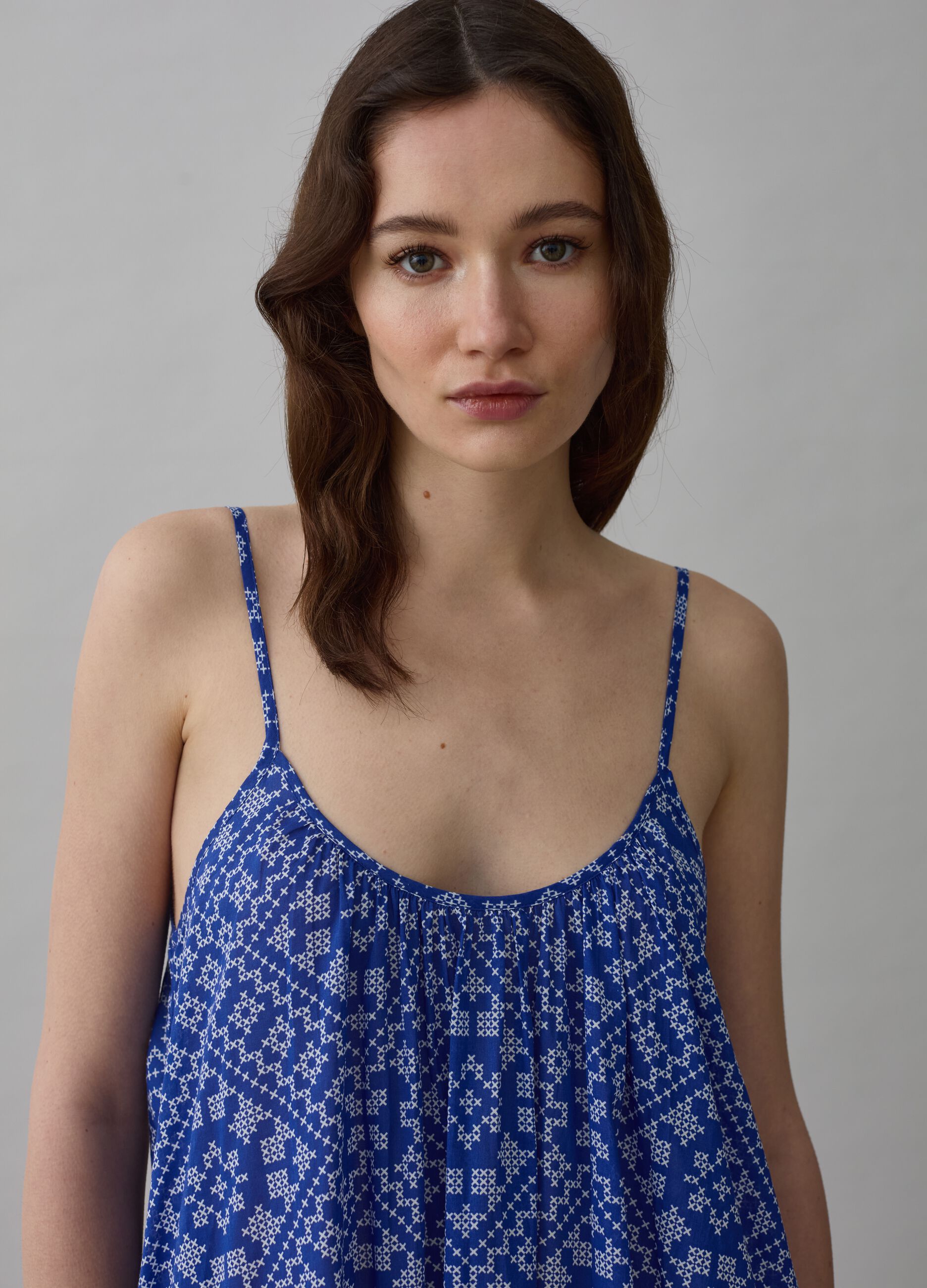 Long printed dress with bare back_0