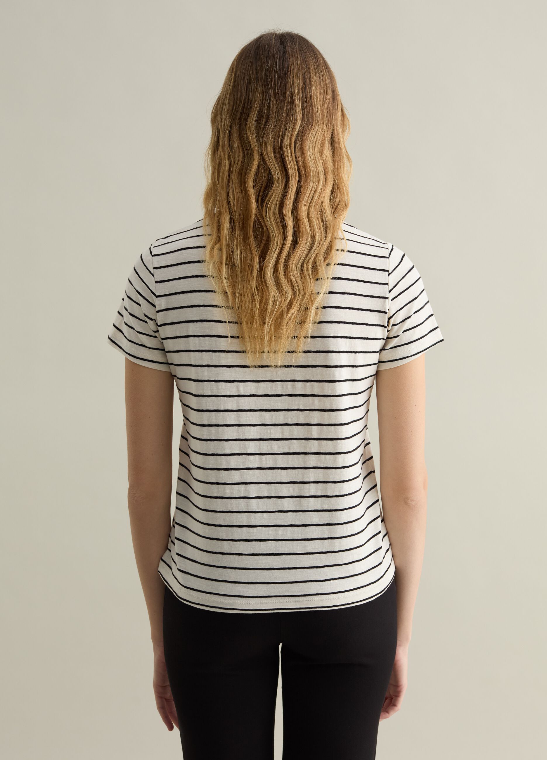 Camiseta cuello redondo con estampado de rayas