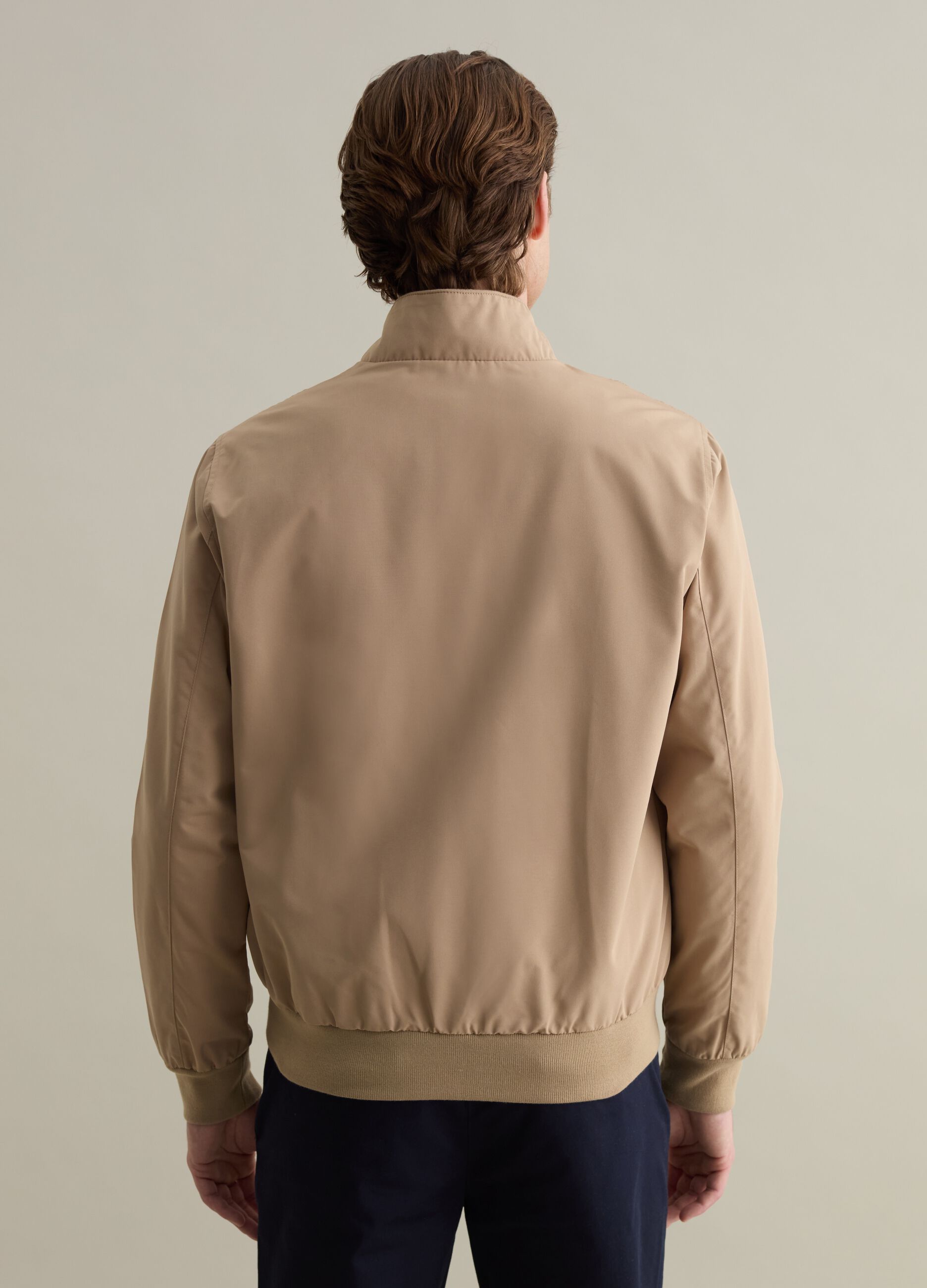 Cazadora bomber con cremallera de cuello alto