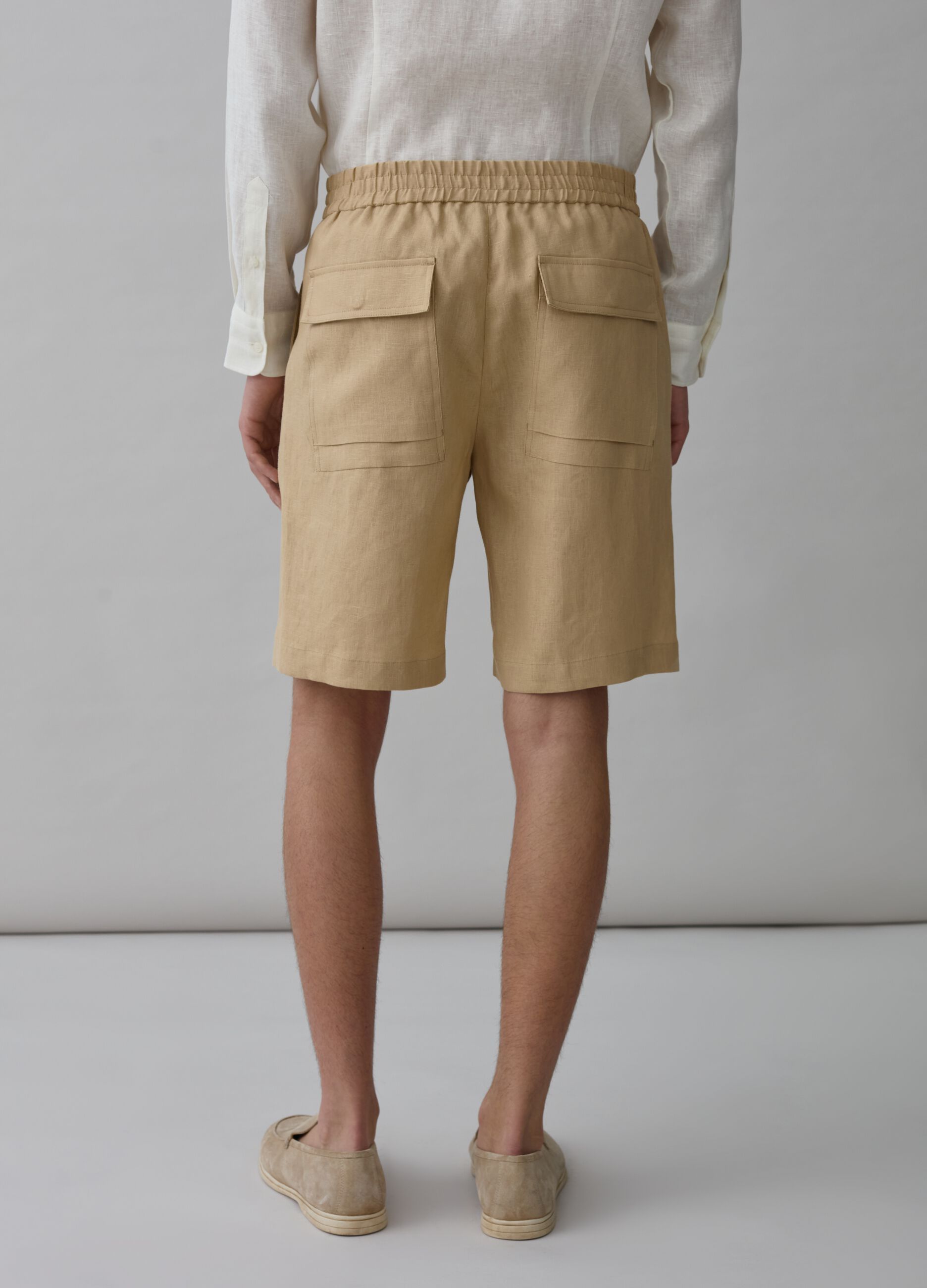 Contemporary Bermuda shorts in linen