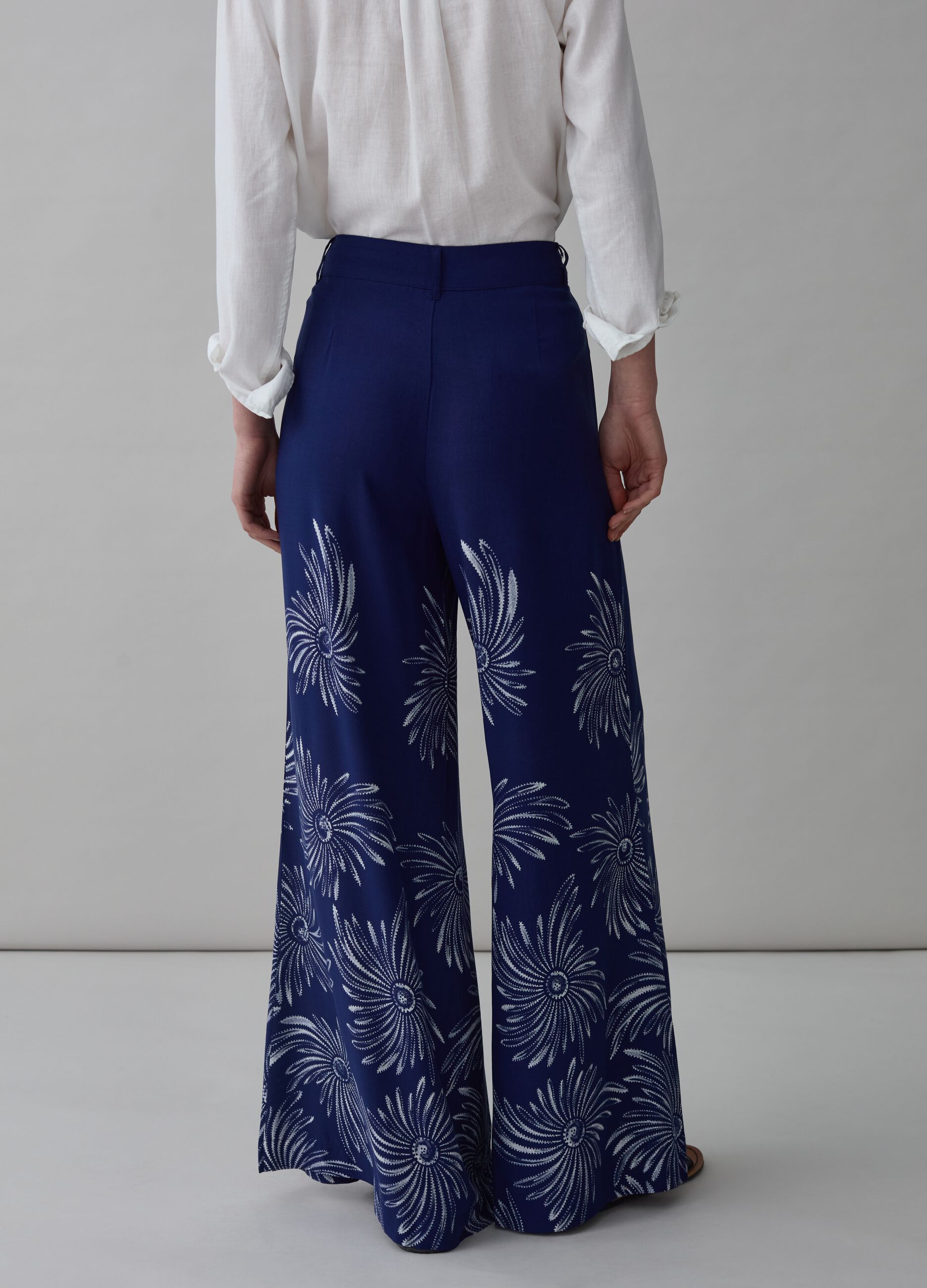 Pantalón flare fit de viscosa con estampado_2