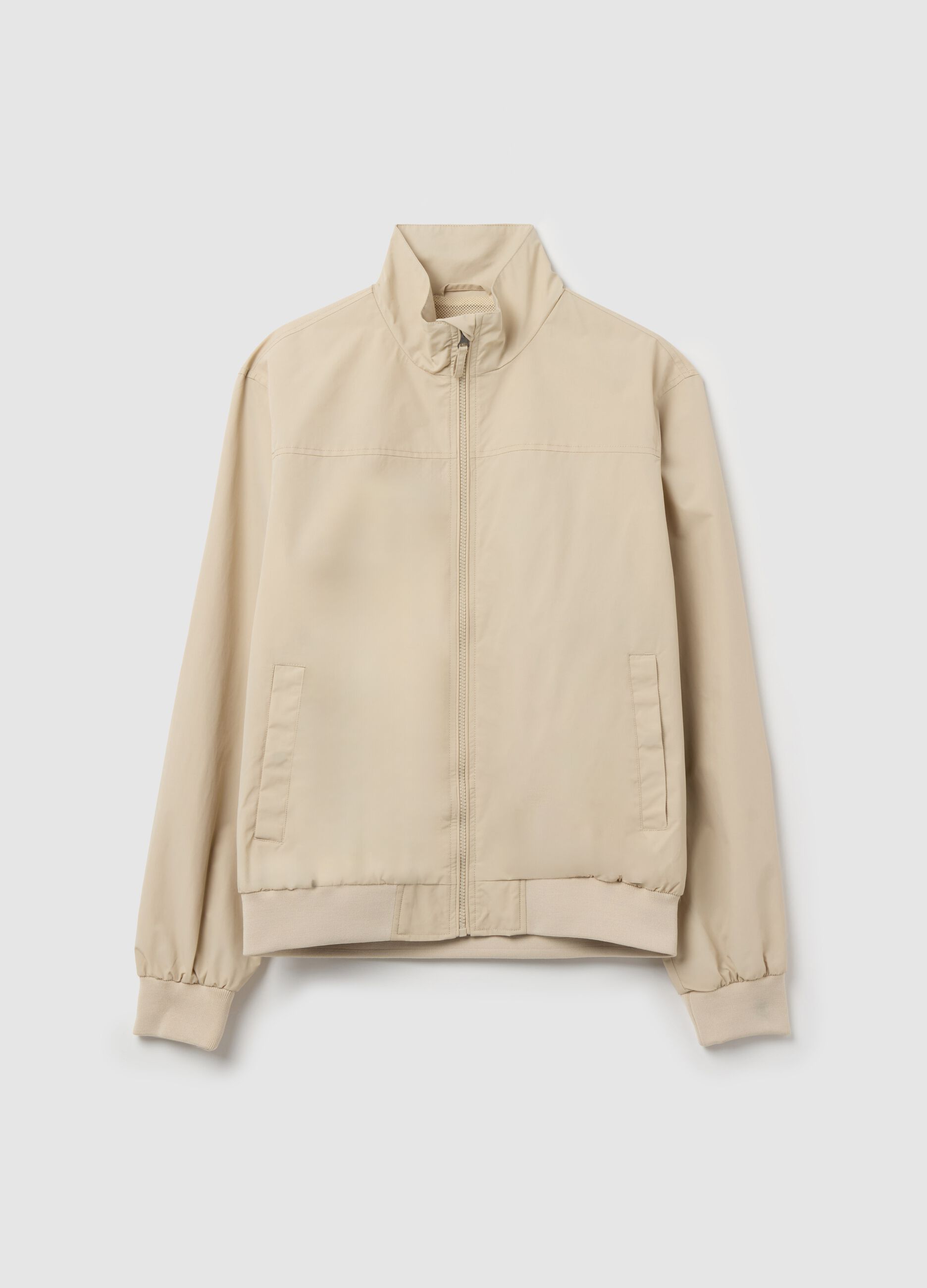 Cazadora bomber con cremallera de cuello alto