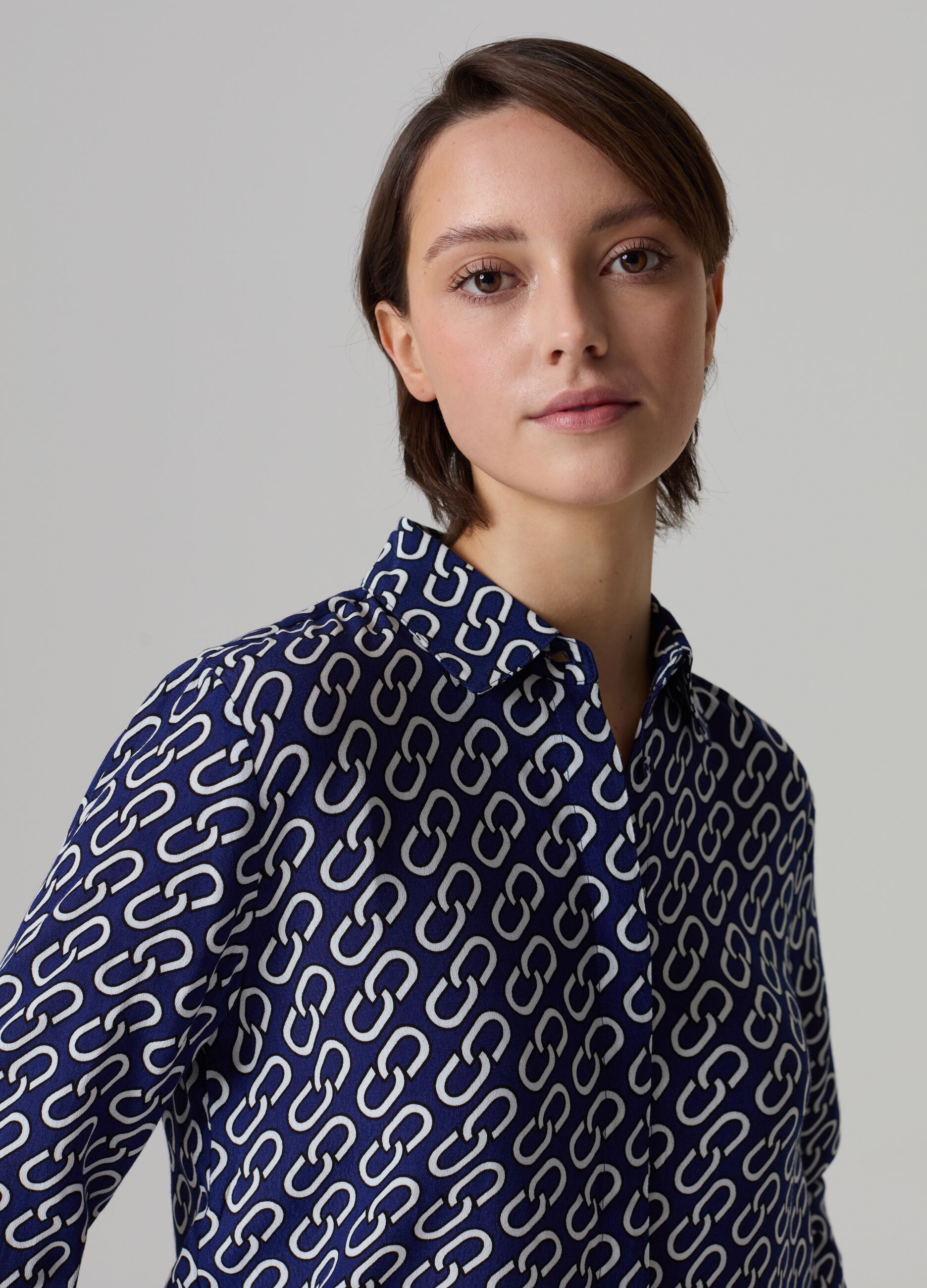 Crêpe shirt with all-over print_1