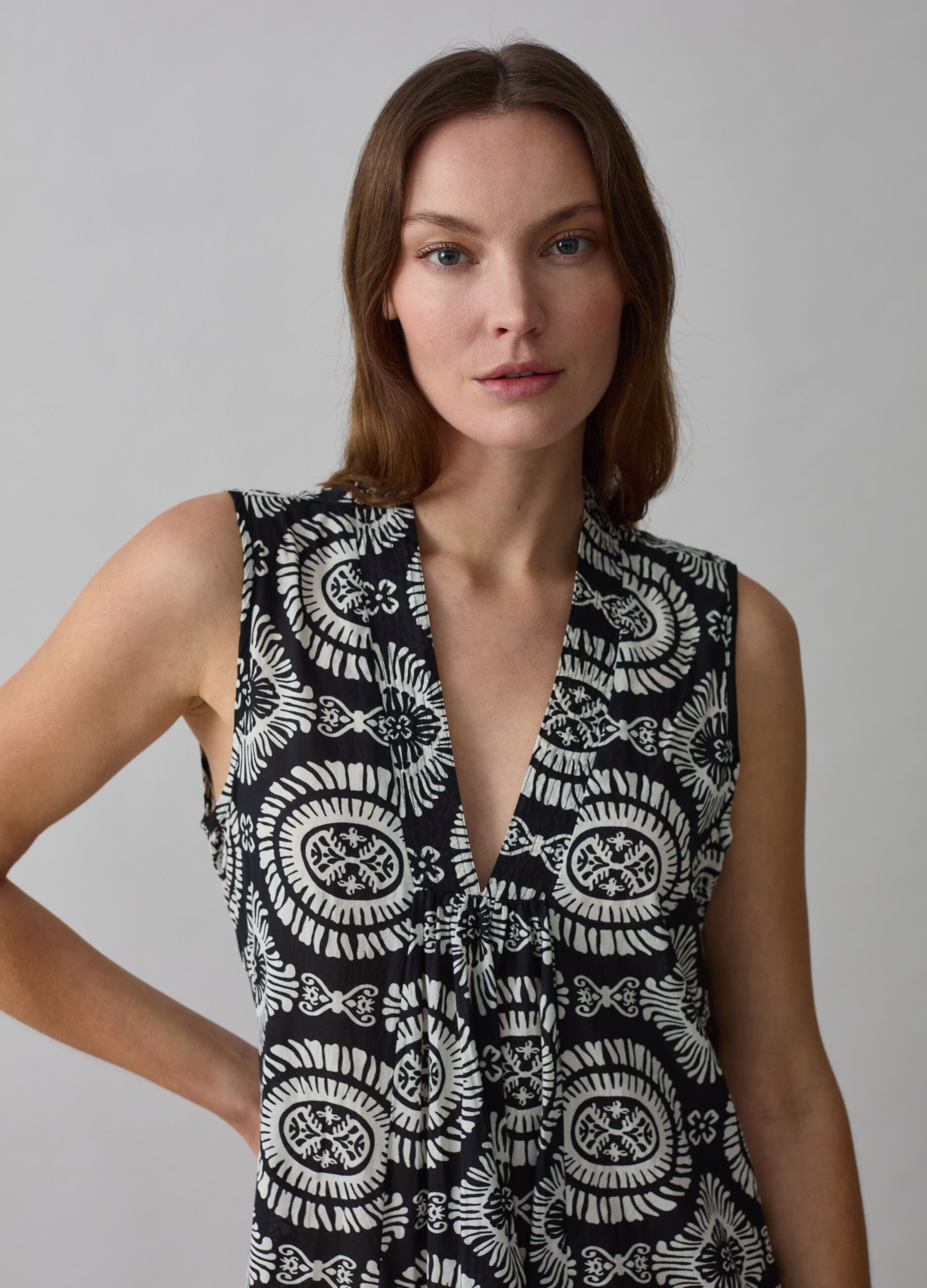 Vestido midi estampado con escote de pico_1
