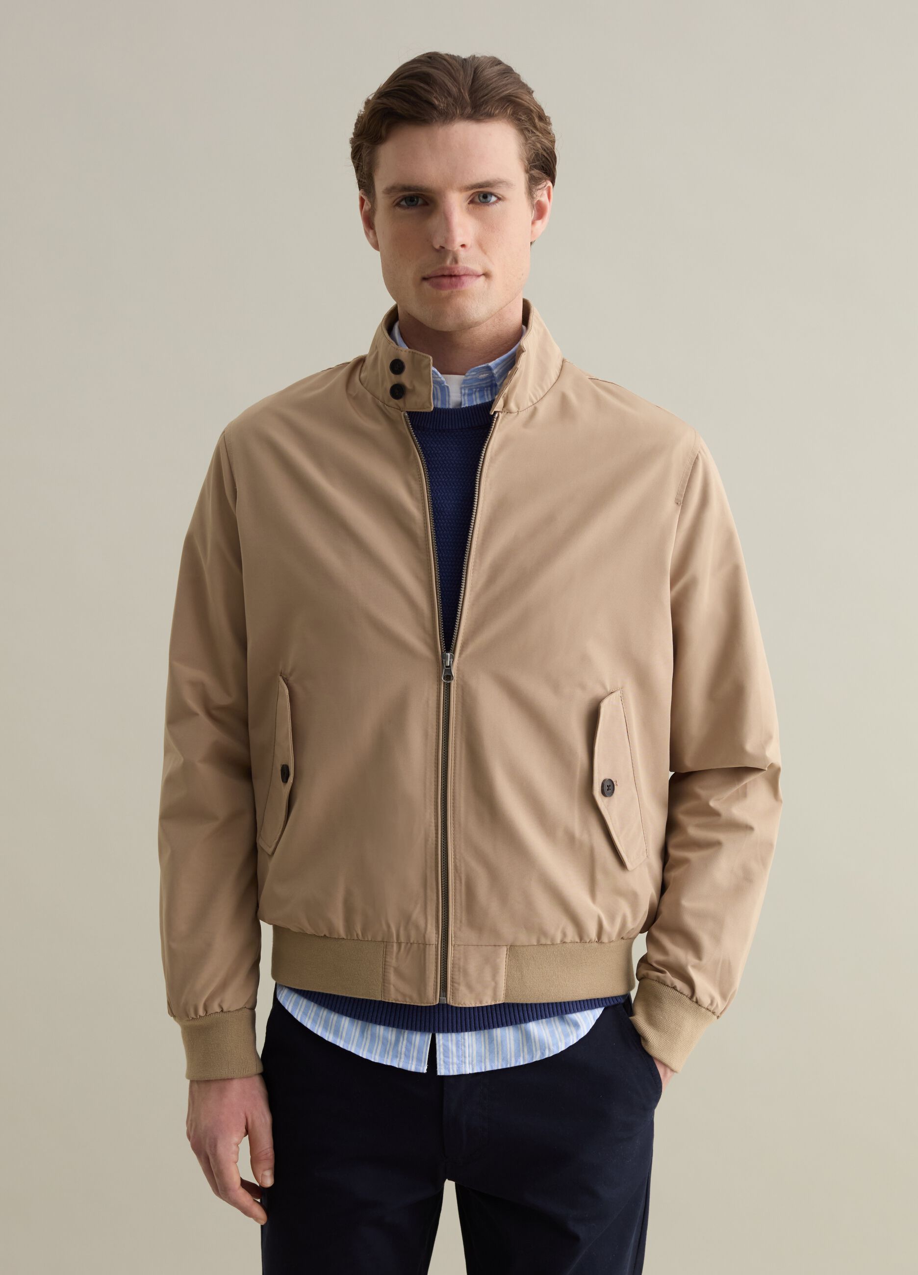 Cazadora bomber con cremallera de cuello alto