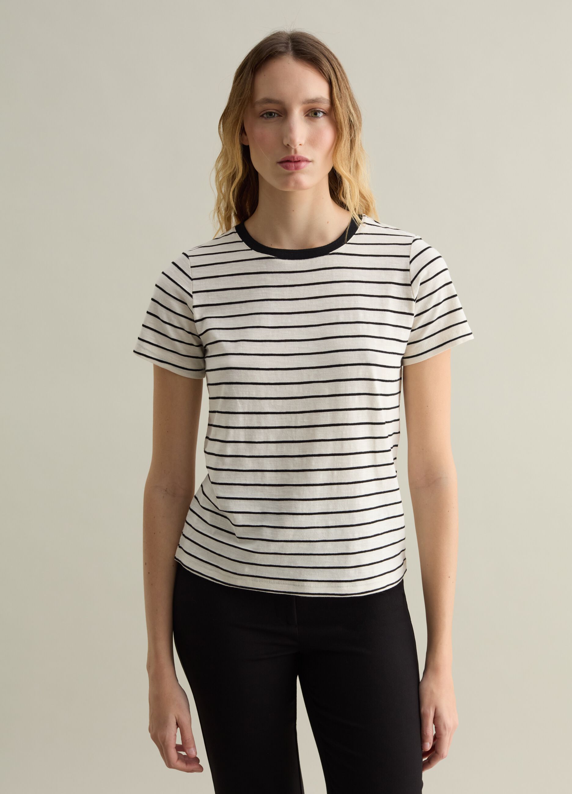Camiseta cuello redondo con estampado de rayas