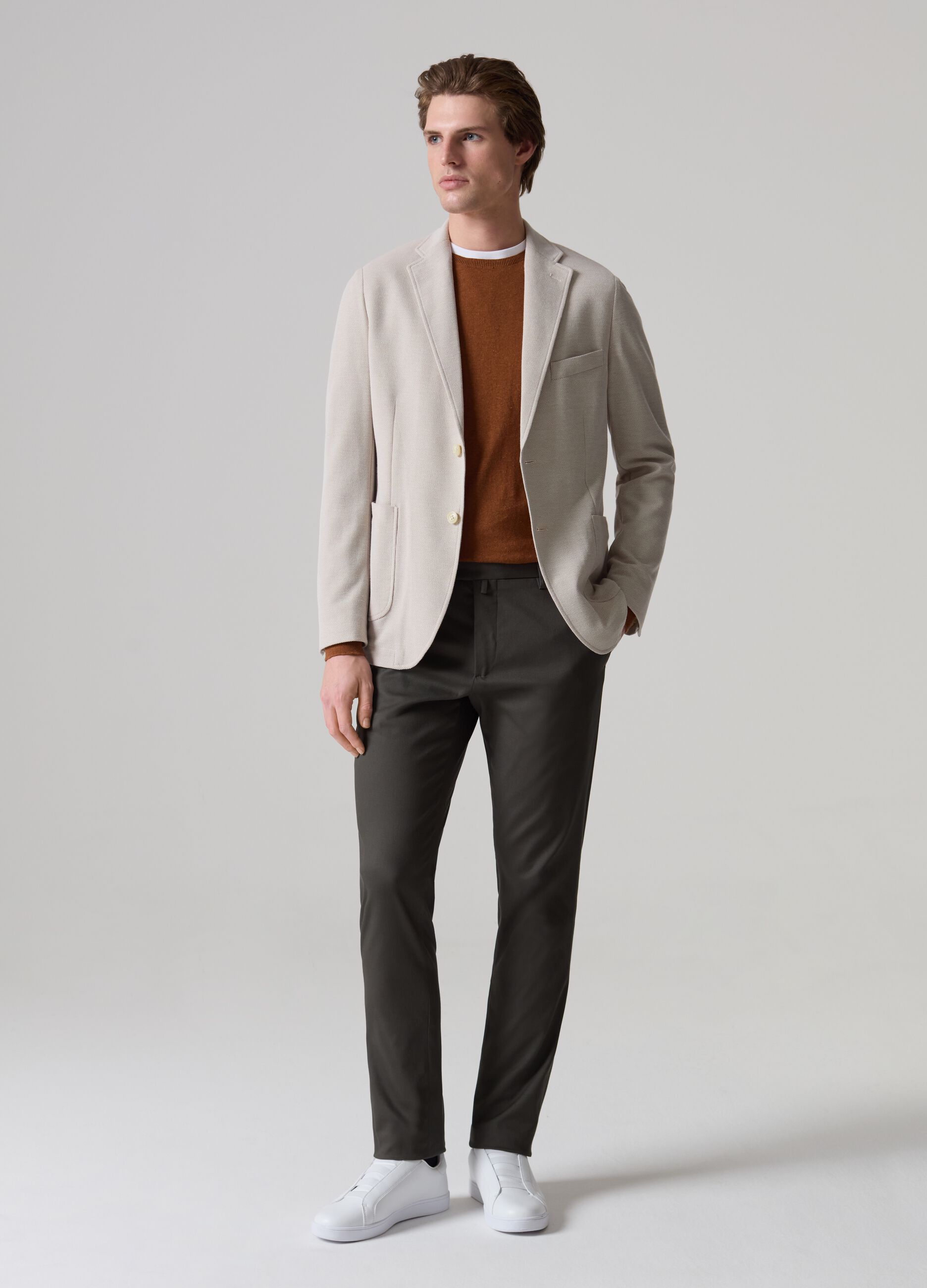Contemporary chino trousers with five pockets_0