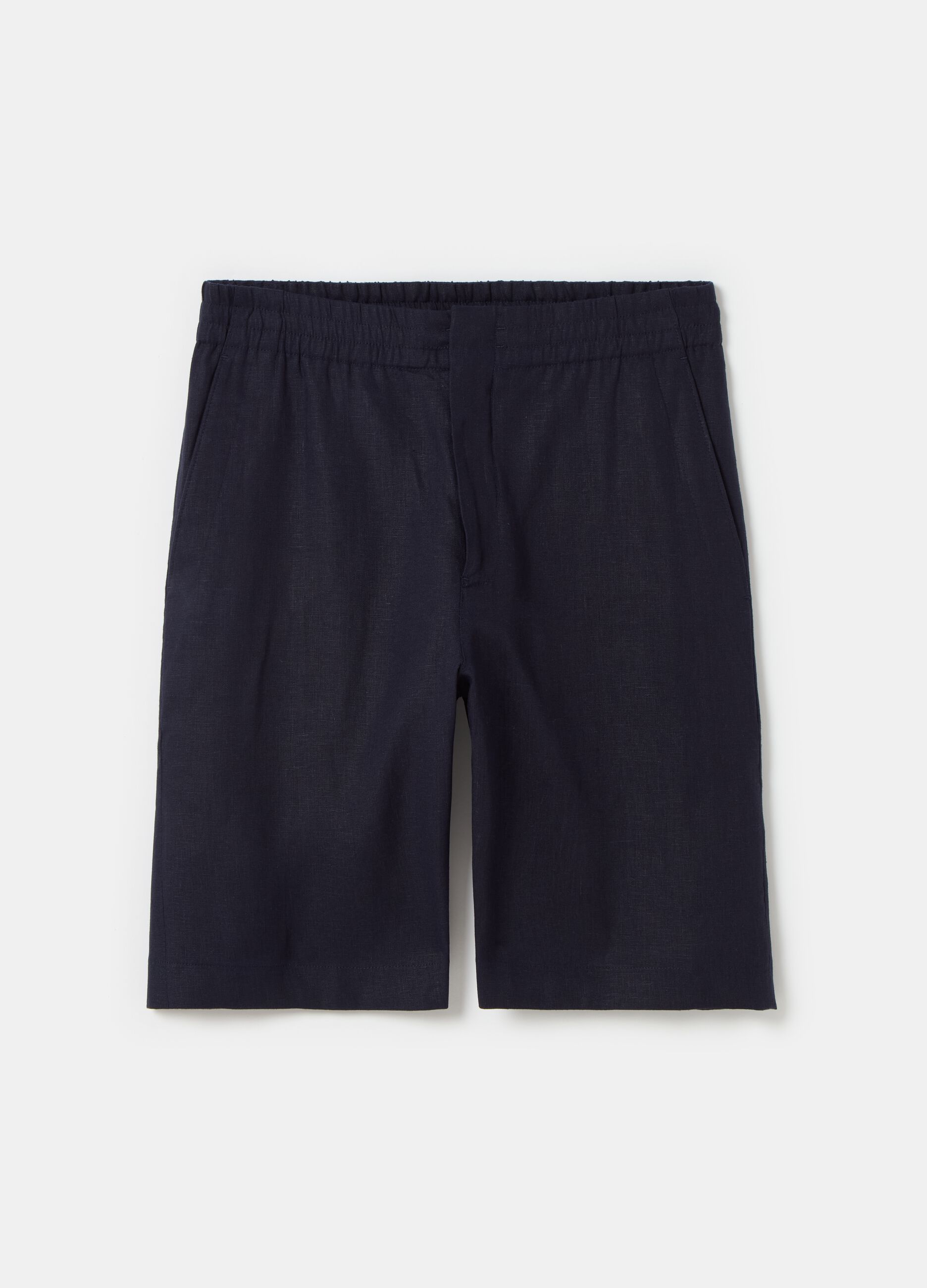 Contemporary Bermuda shorts in linen