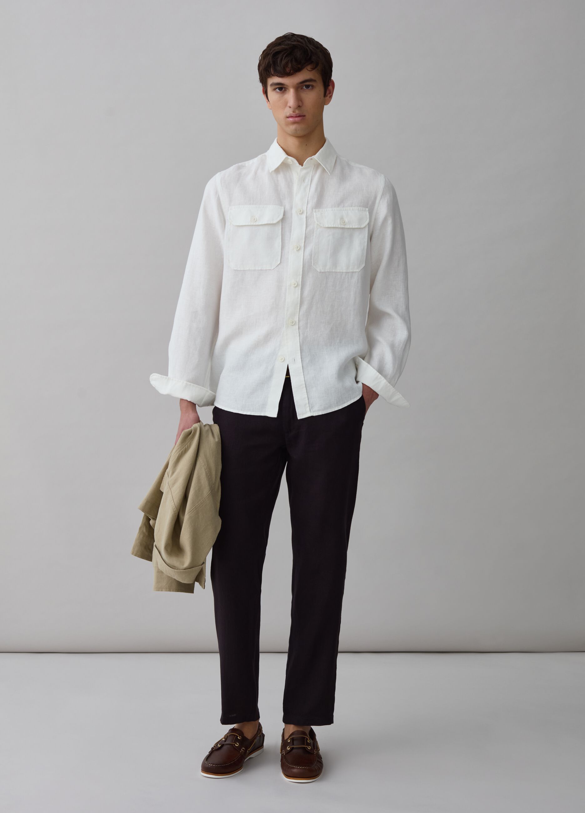 Camisa regular fit de lino con bolsillos_0