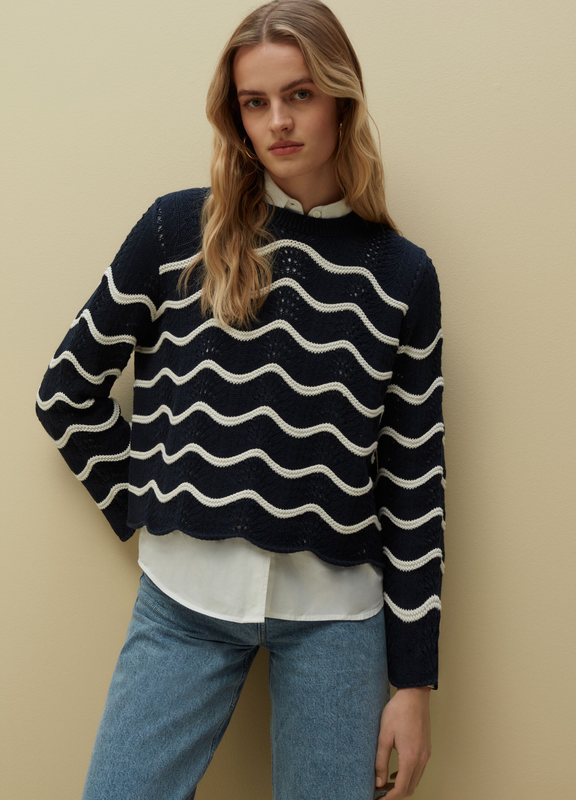Crochet sweater with waved stripes_0