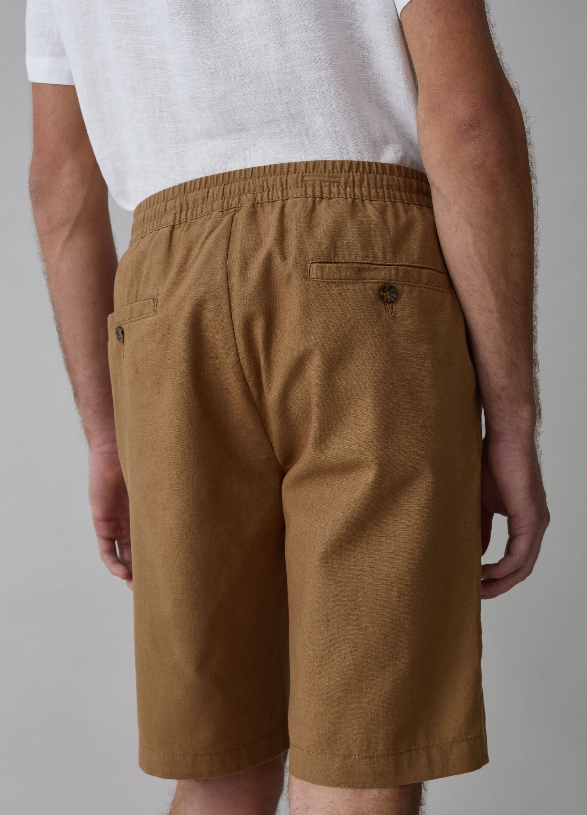 Chinos cortos de lino y algodón con cordón_2