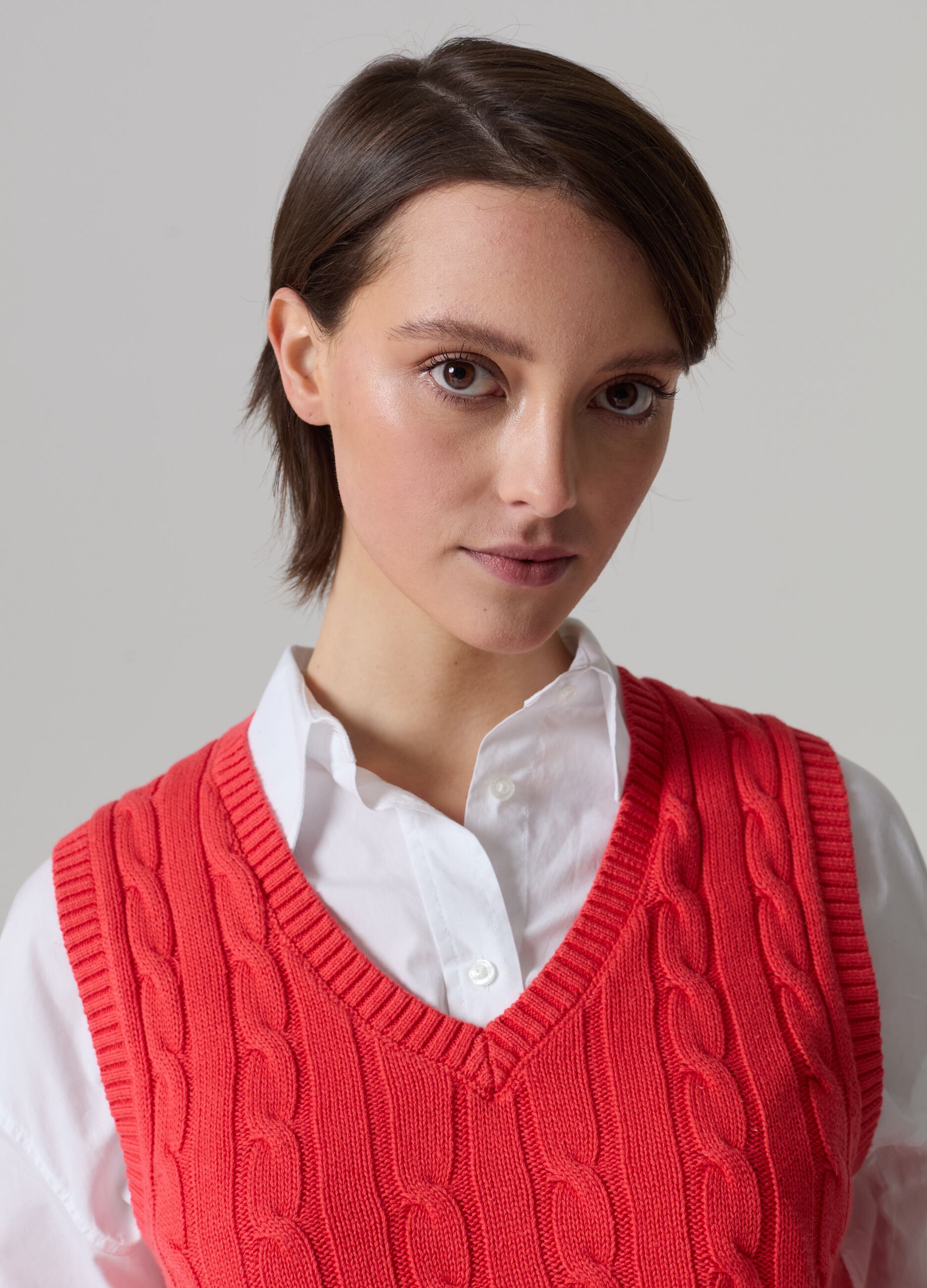 Ribbed closed gilet with cable-knit design_1