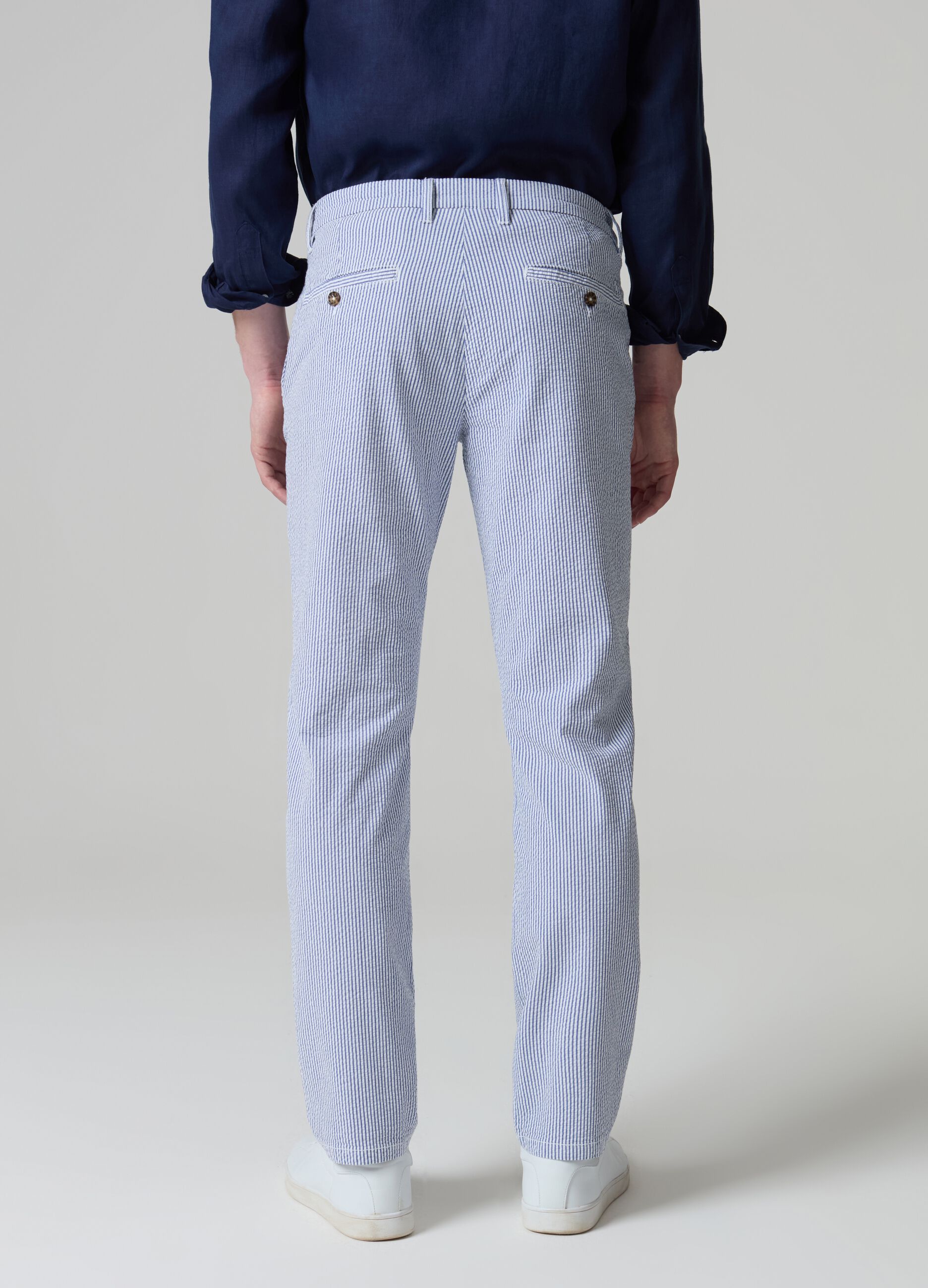 Chino trousers in seersucker with thin stripes_2