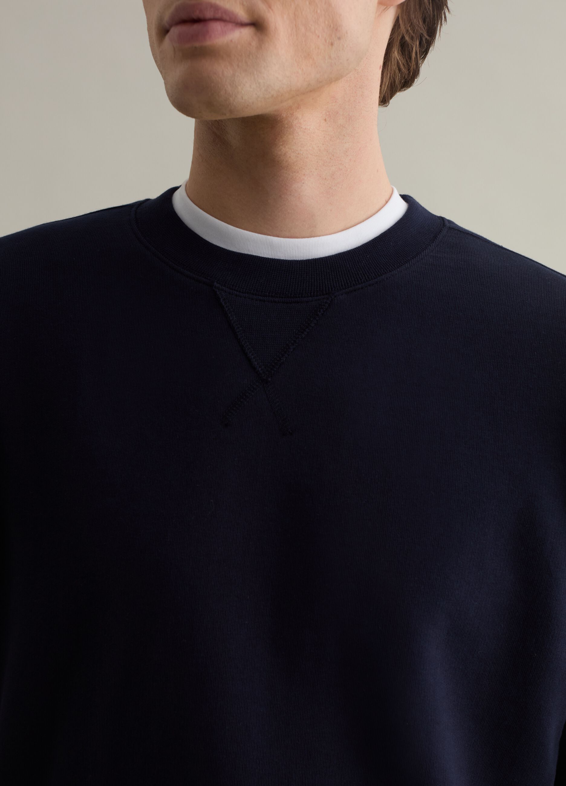 Sudadera cuello redondo con detalle cosido
