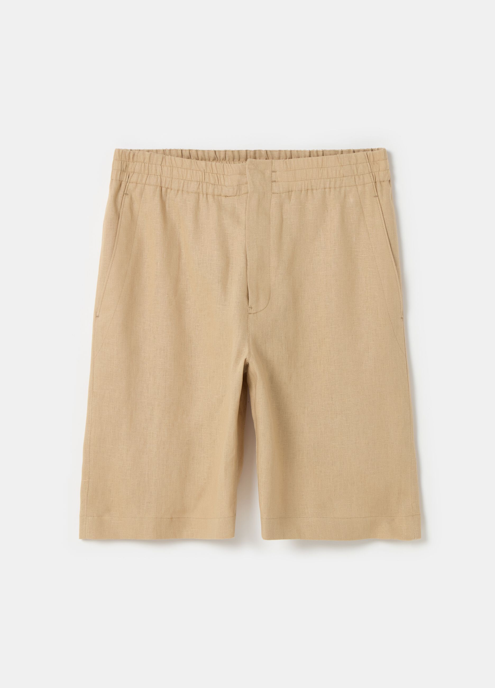 Contemporary Bermuda shorts in linen