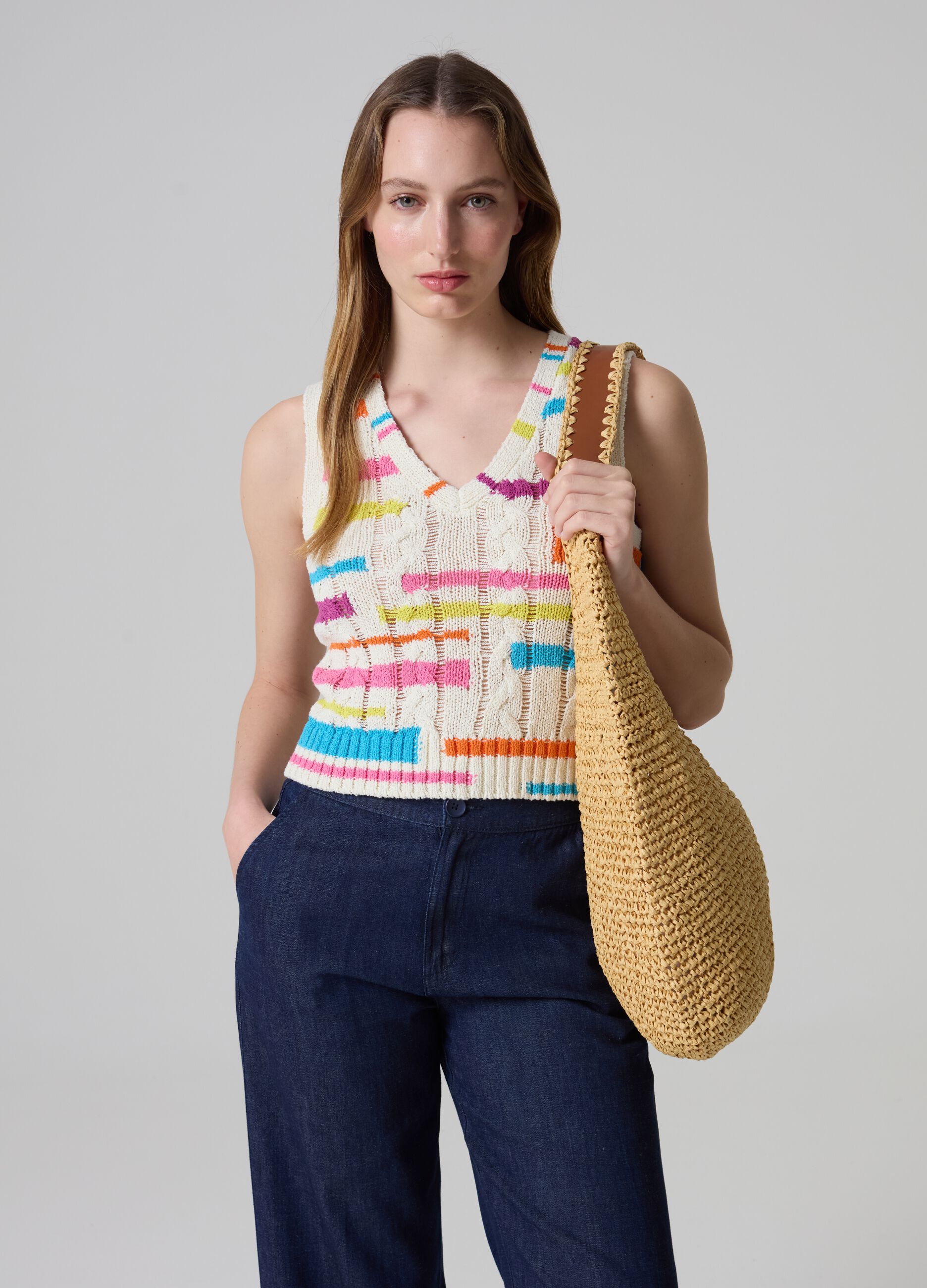 Chaleco cerrado en canalé con estampado multicolor_0