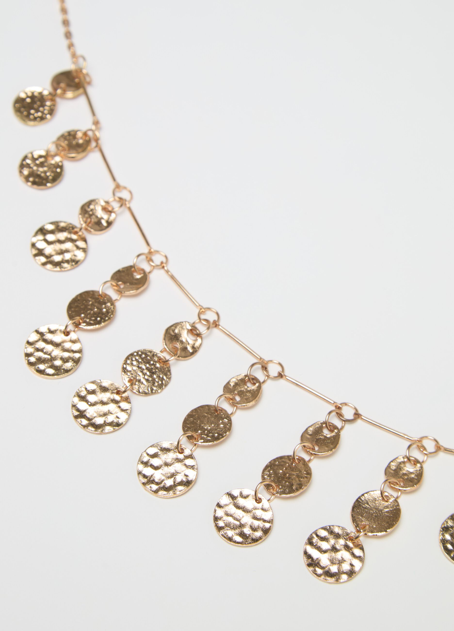 Collar dorado con colgantes