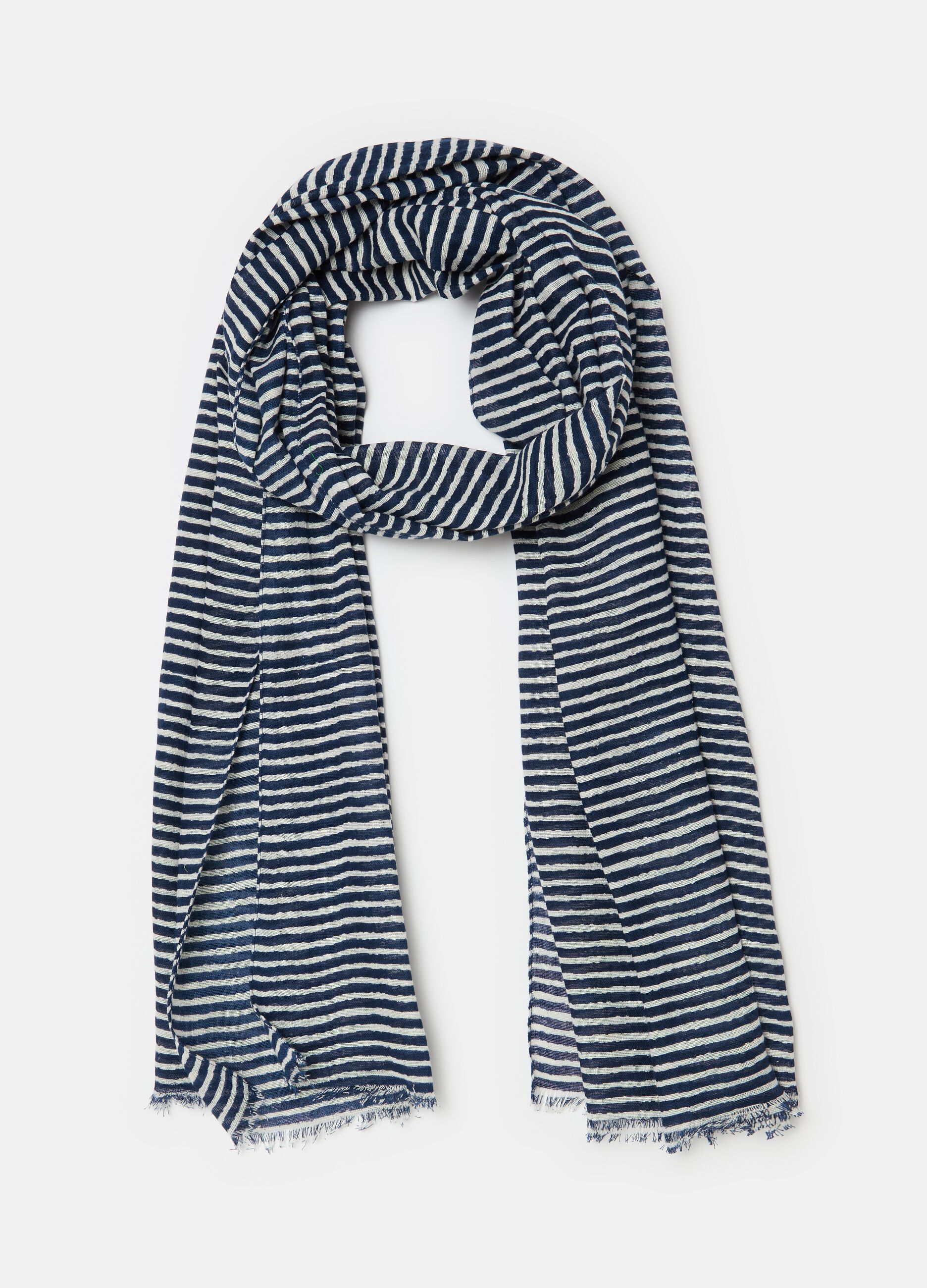 Fringed scarf with thin stripes_1