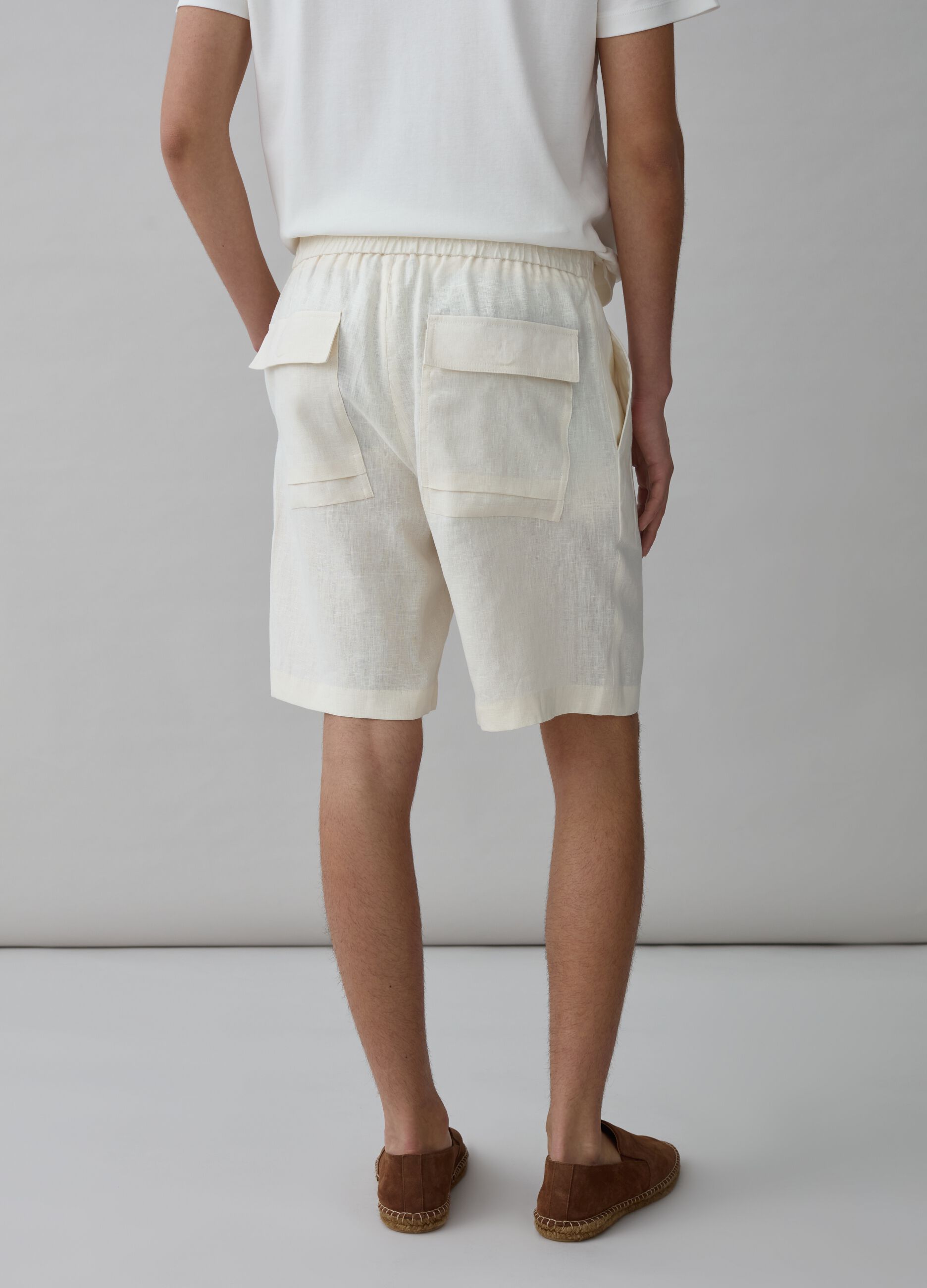 Contemporary Bermuda shorts in linen_2