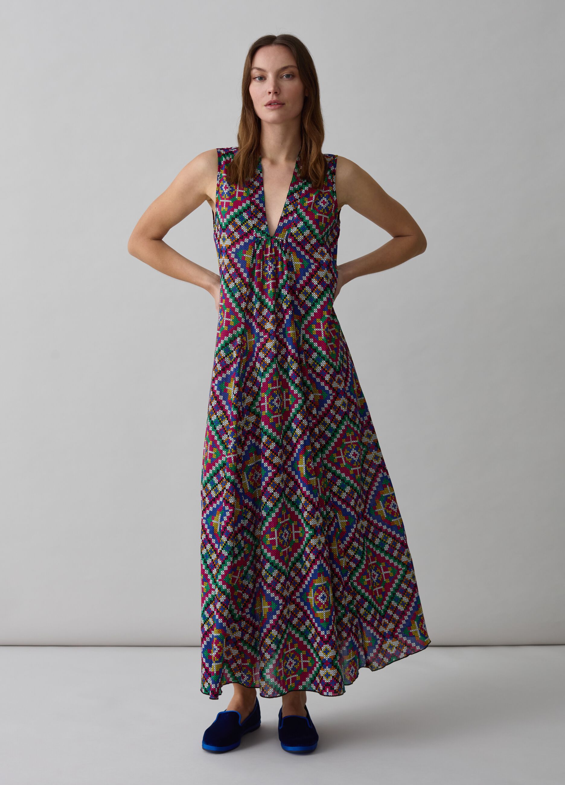 Vestido midi estampado con escote de pico_0