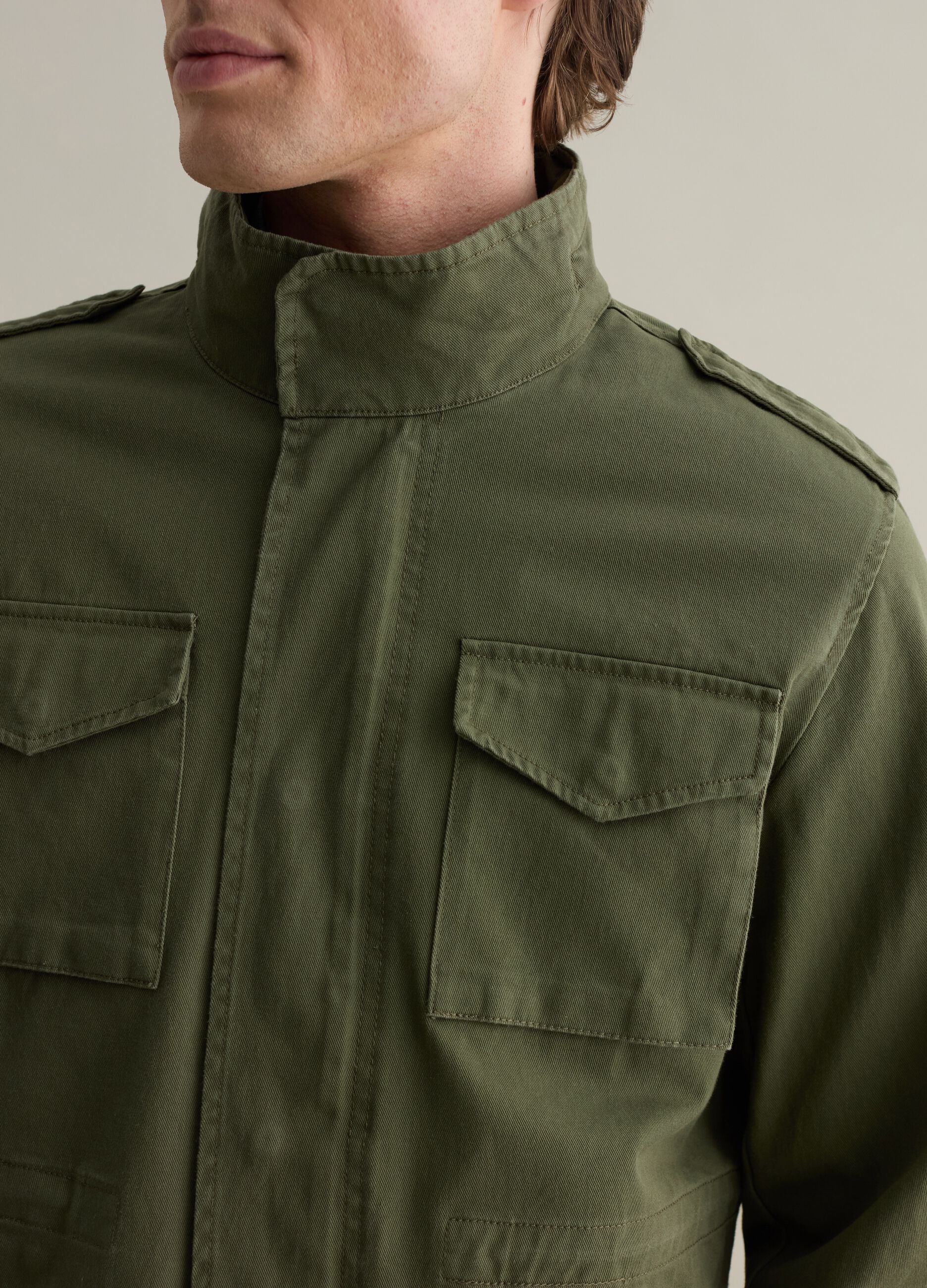 Chaqueta sahariana corta con capucha interior
