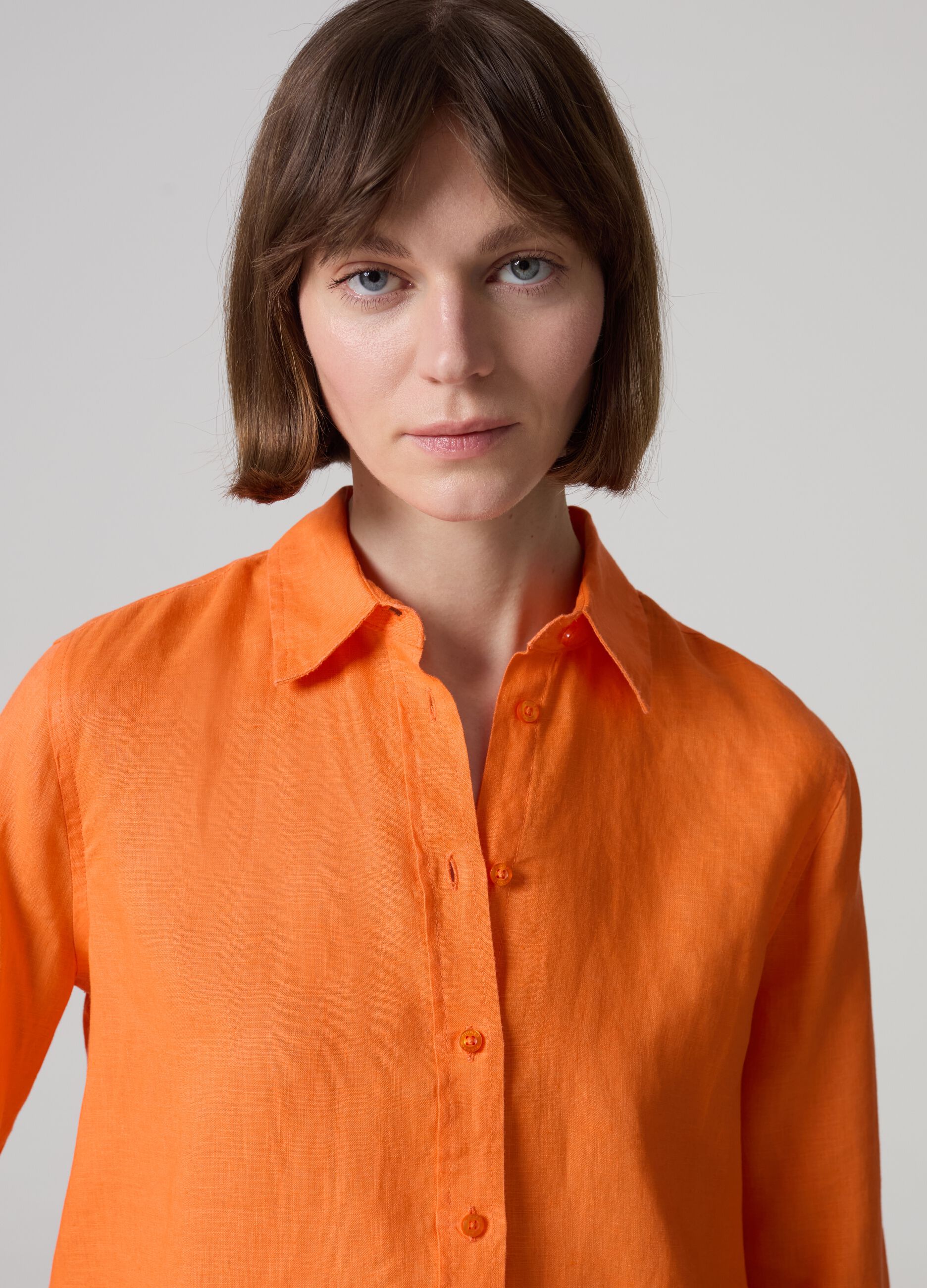 Relaxed-fit shirt in solid colour linen