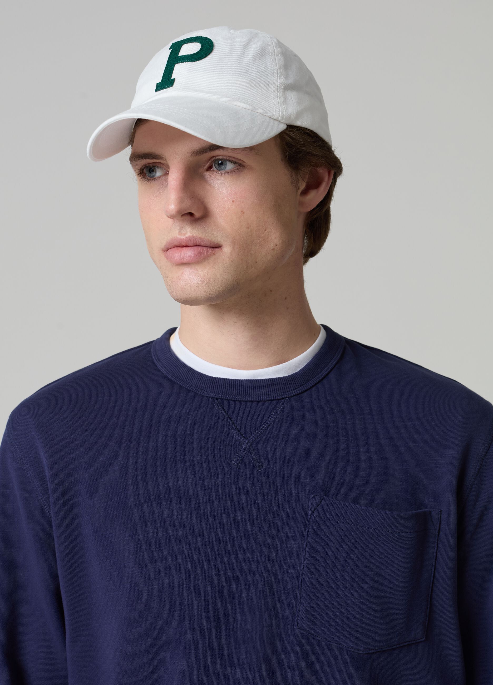 Sweatshirt with round neck and V detail_1