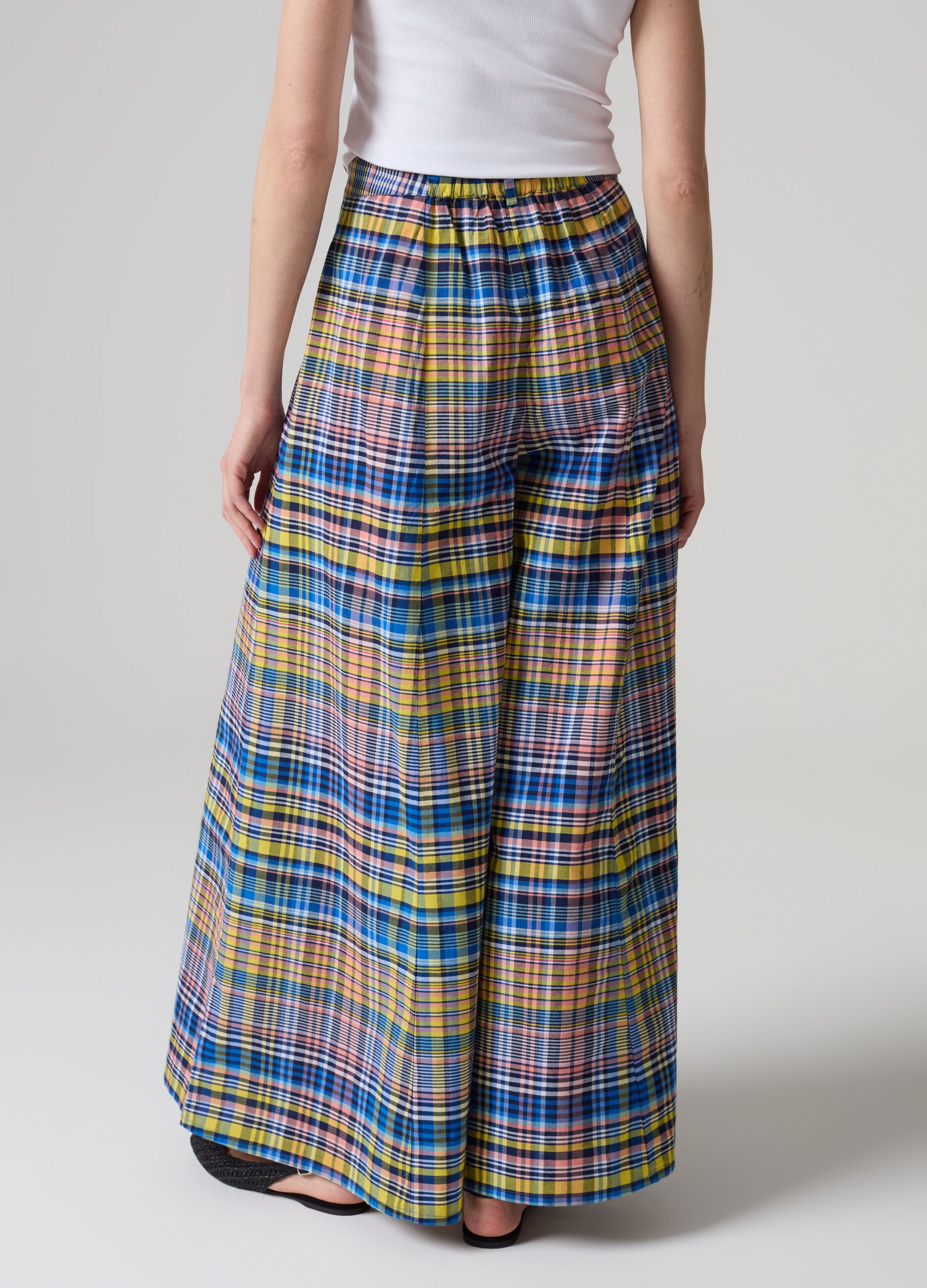 Pantalón flare fit wide leg estampado cuadros