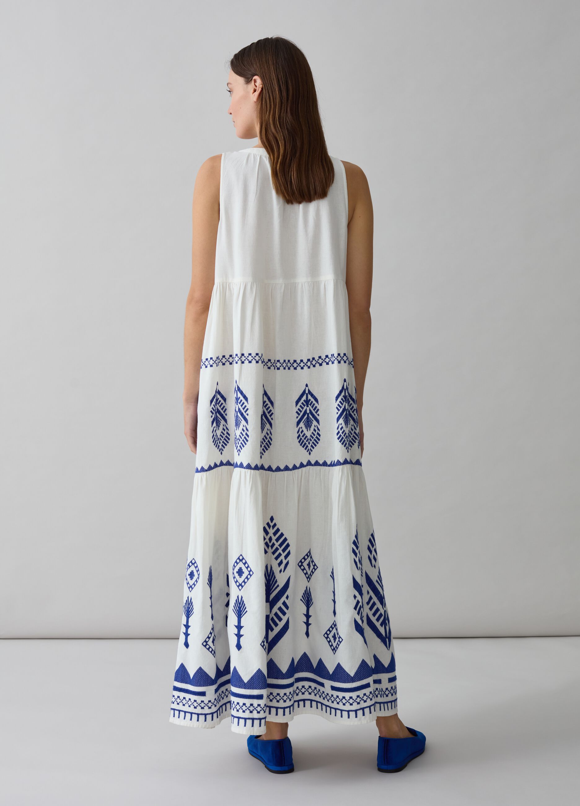Vestido largo sin mangas con bordados étnicos_2