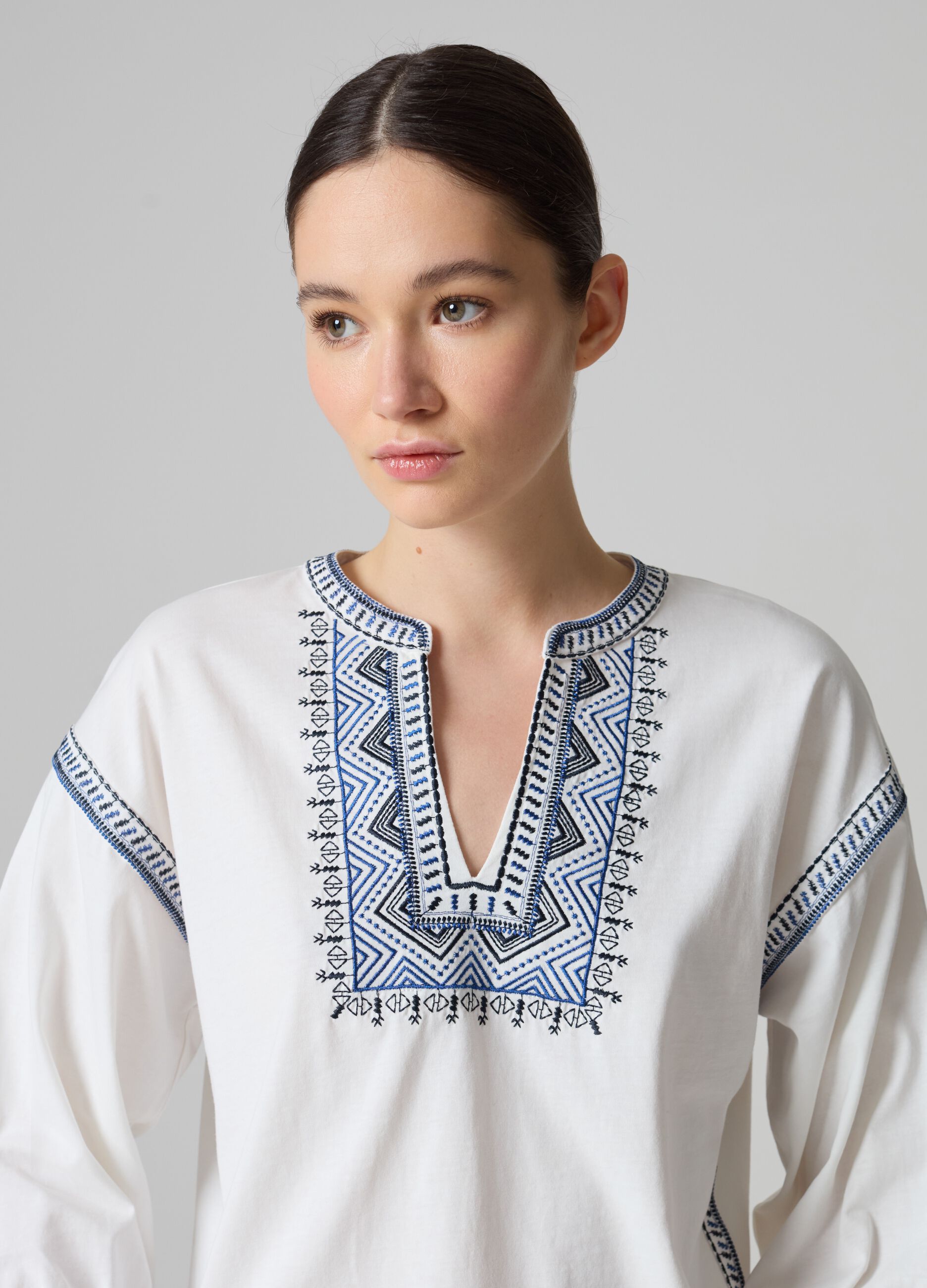 Camiseta de algodón con bordados étnicos