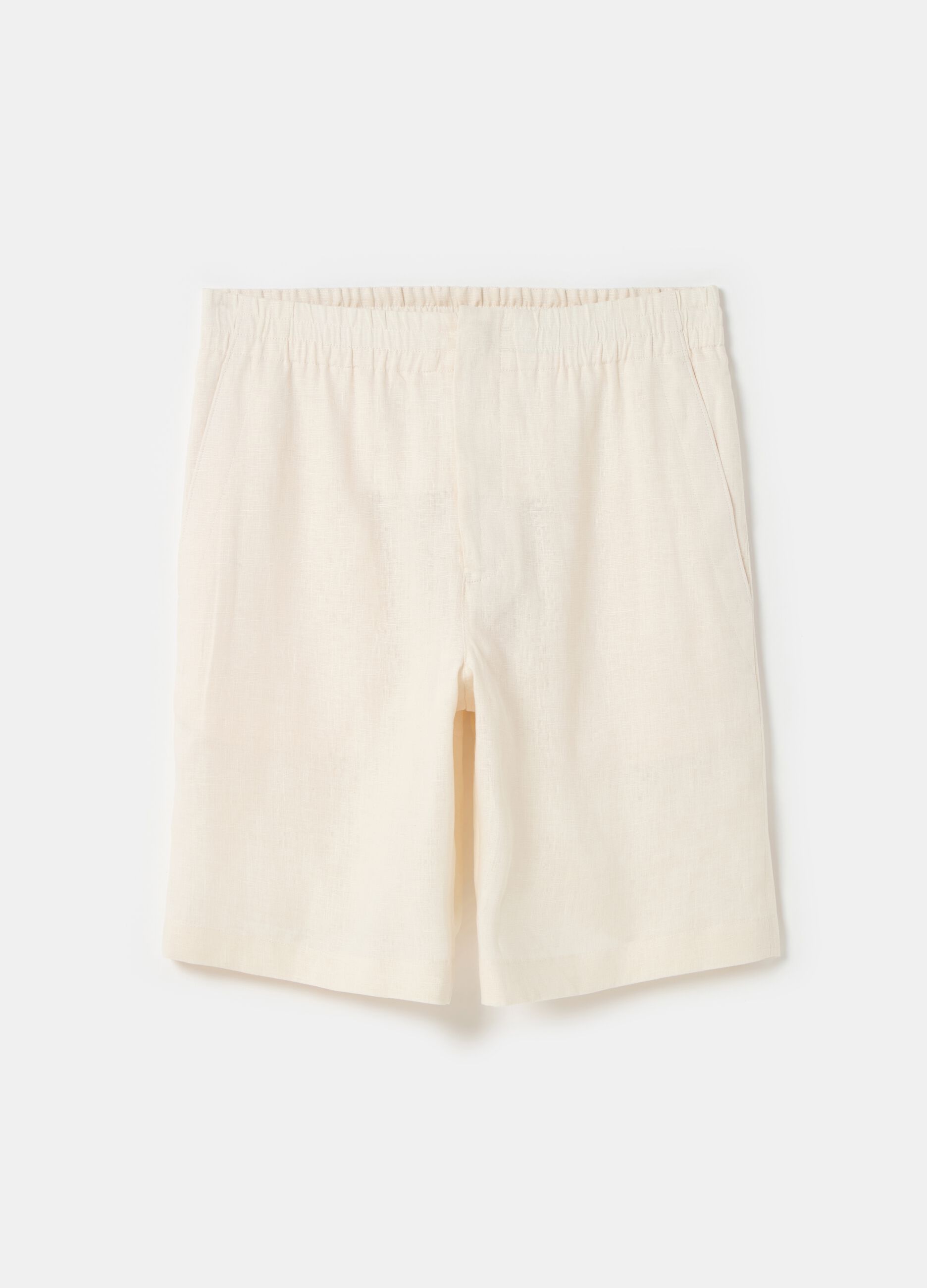 Contemporary Bermuda shorts in linen