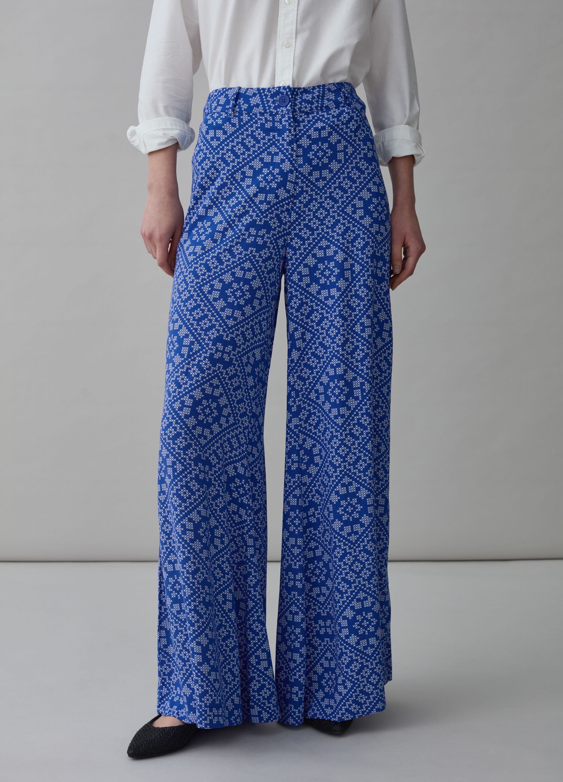 Pantalón flare fit de viscosa con estampado_2